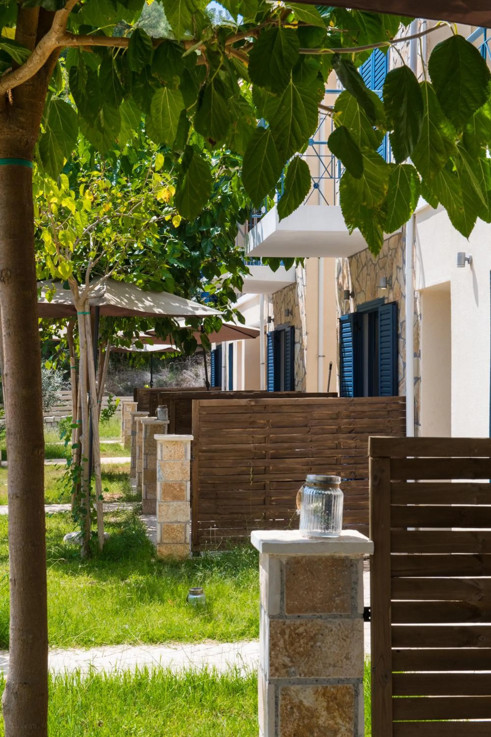 Garden in Ilianthos Apartments & Rooms