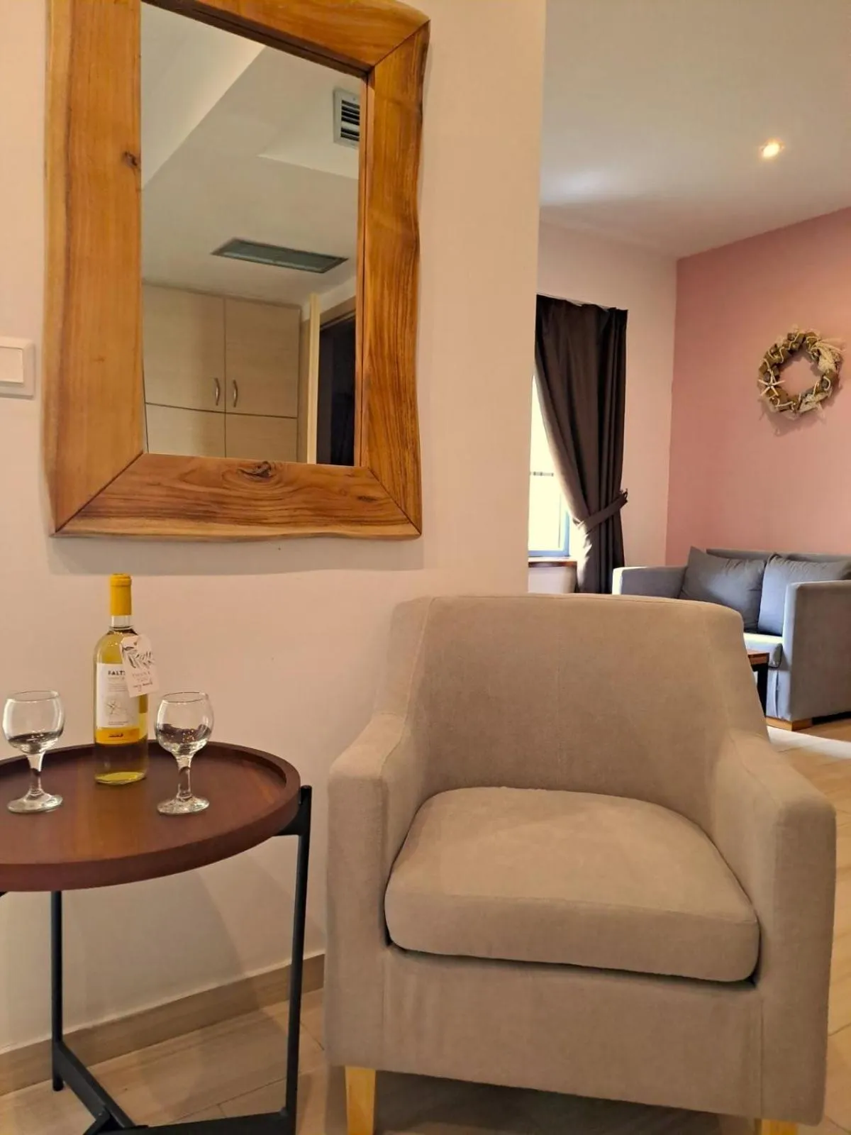 Ilianthos Apartments & Rooms