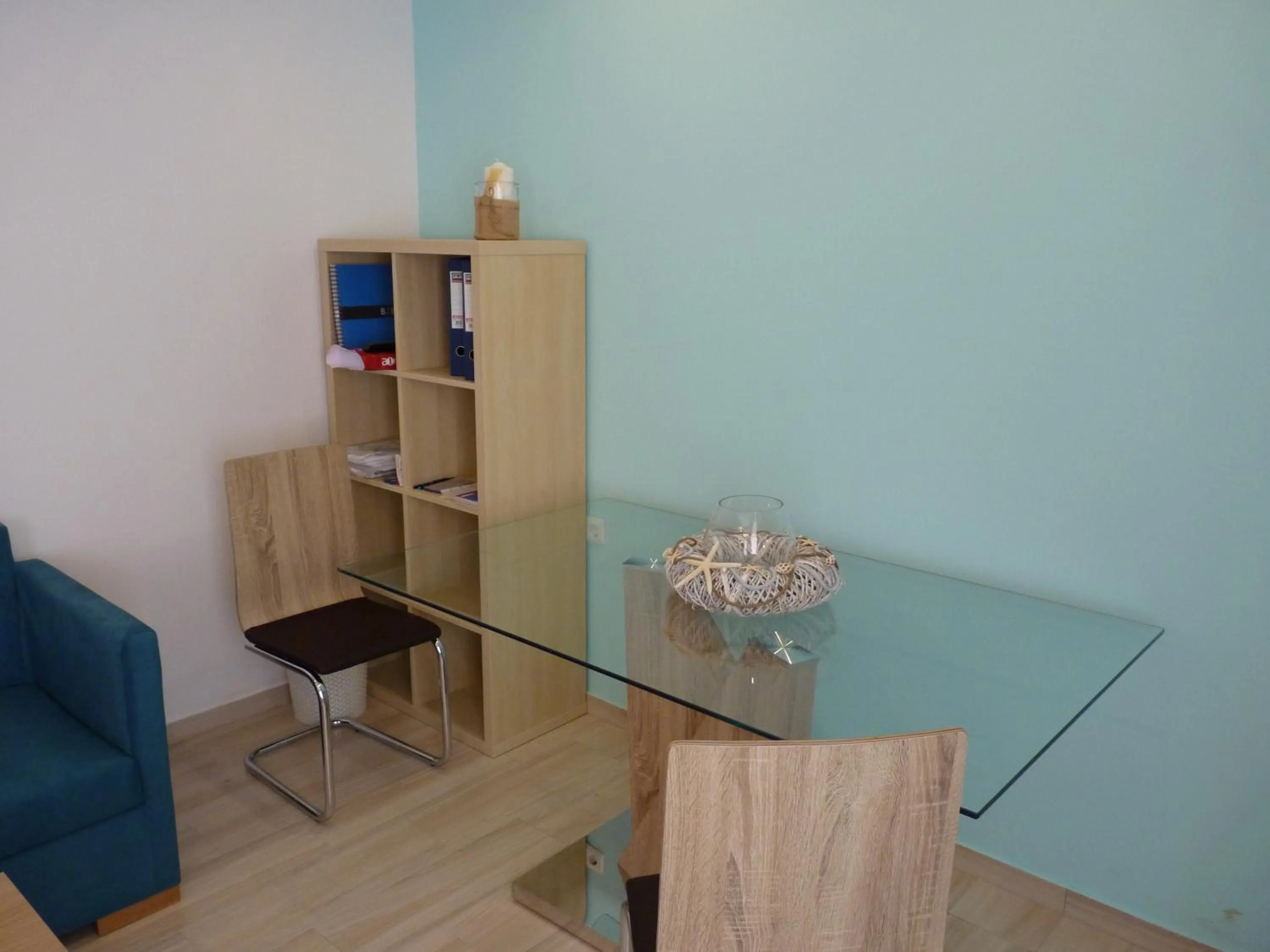 Communal lounge/ TV room in Ilianthos Apartments & Rooms