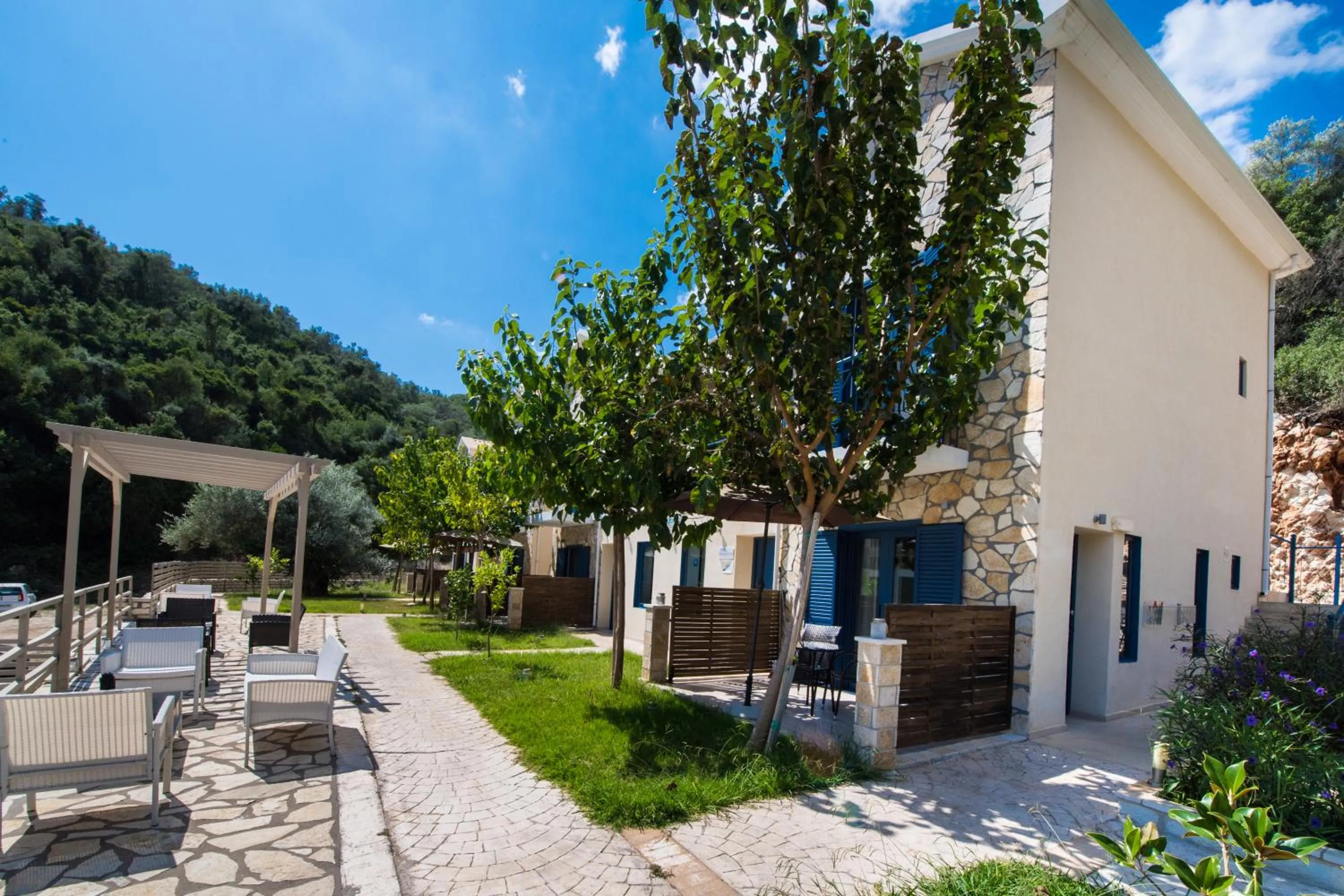 Patio in Ilianthos Apartments & Rooms