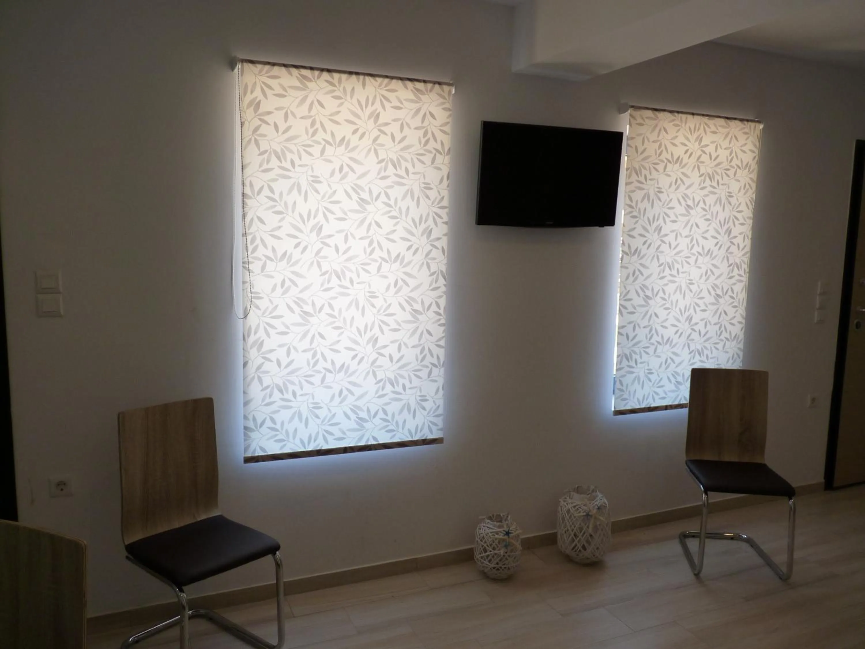 Communal lounge/ TV room in Ilianthos Apartments & Rooms