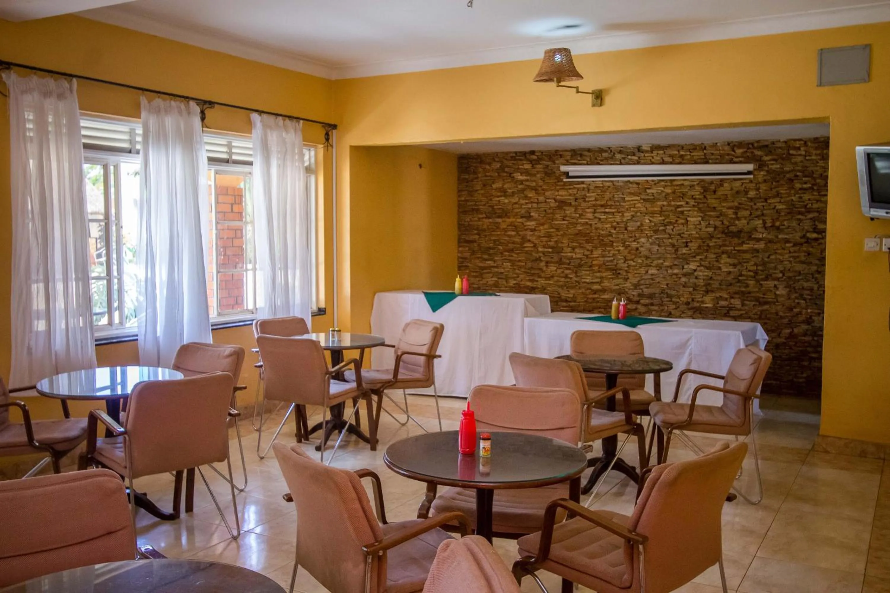Restaurant/places to eat in Jinja Safari Hotel
