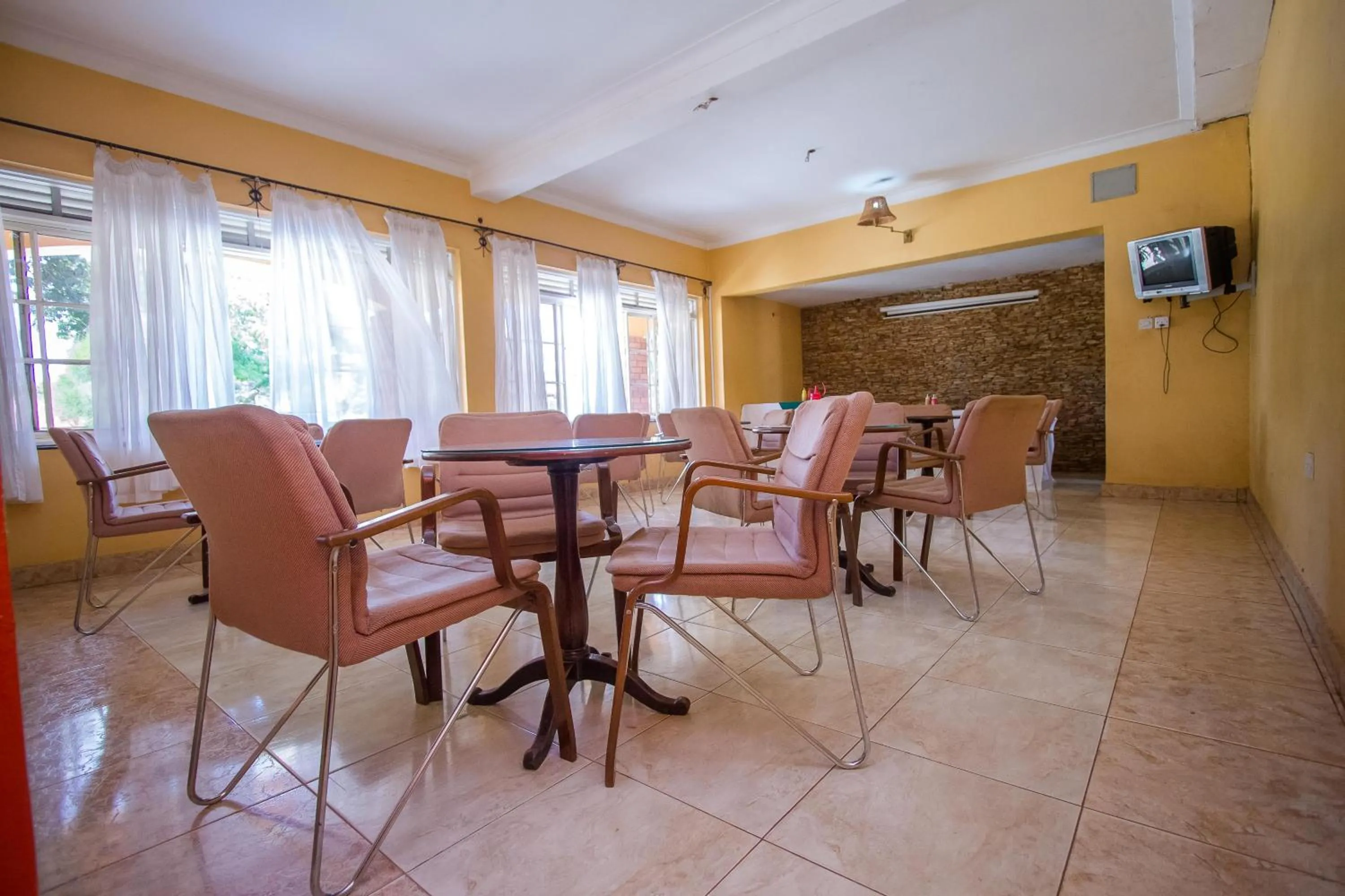 Restaurant/places to eat in Jinja Safari Hotel