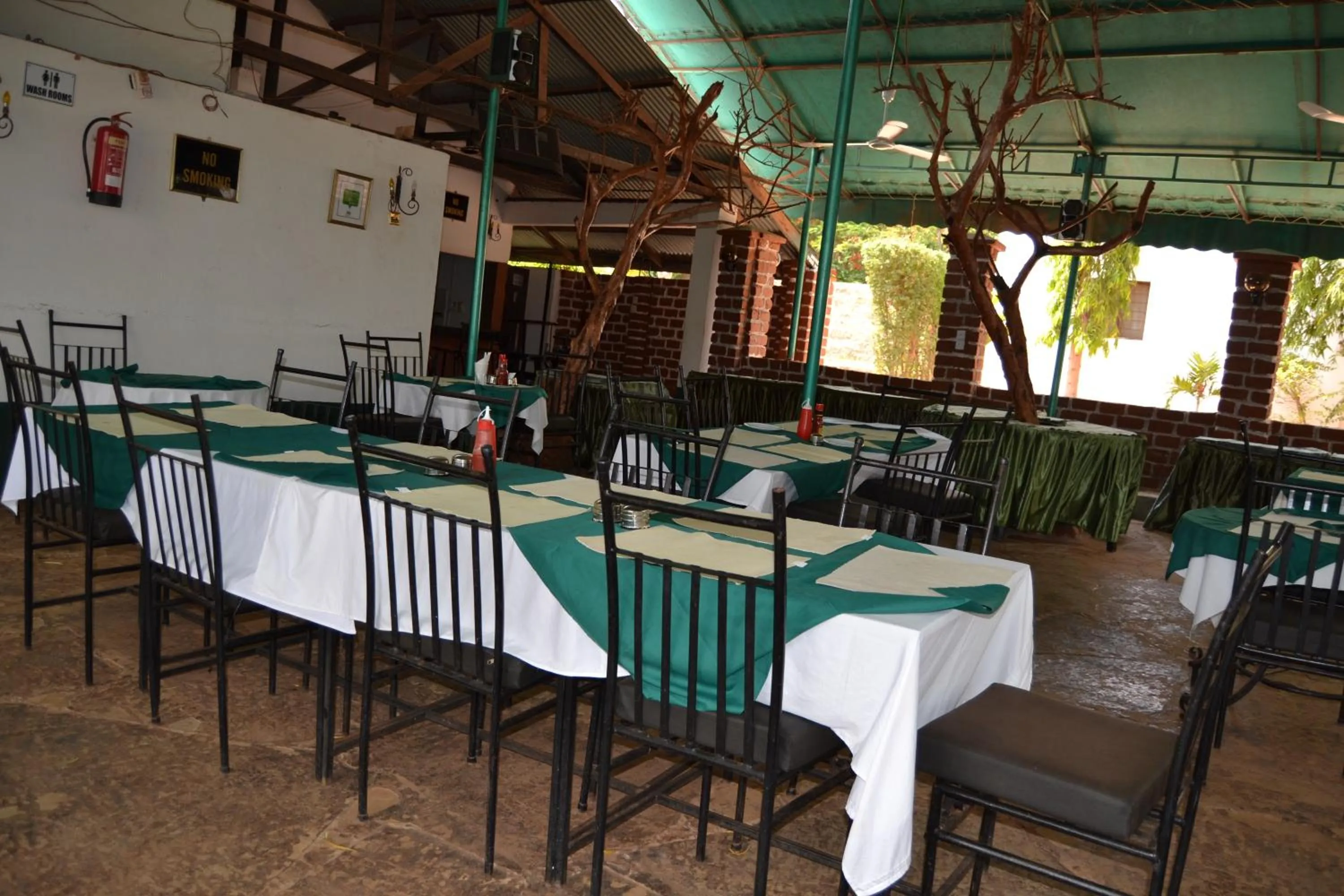 Restaurant/places to eat in Impala Safari Lodge