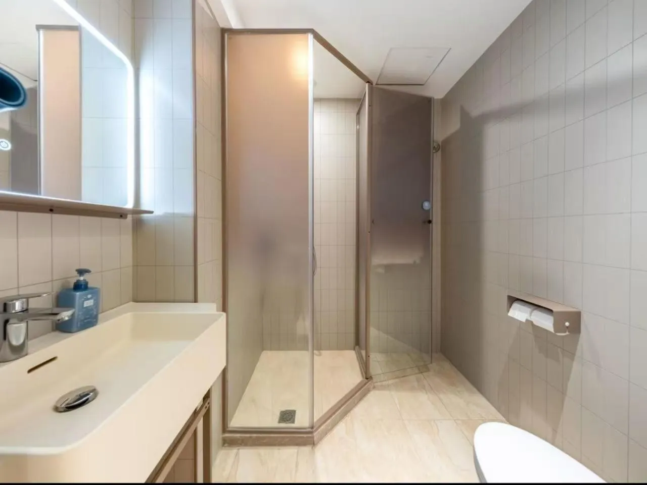 Bathroom in Hanting Hotel Beijing Tiananmen Square