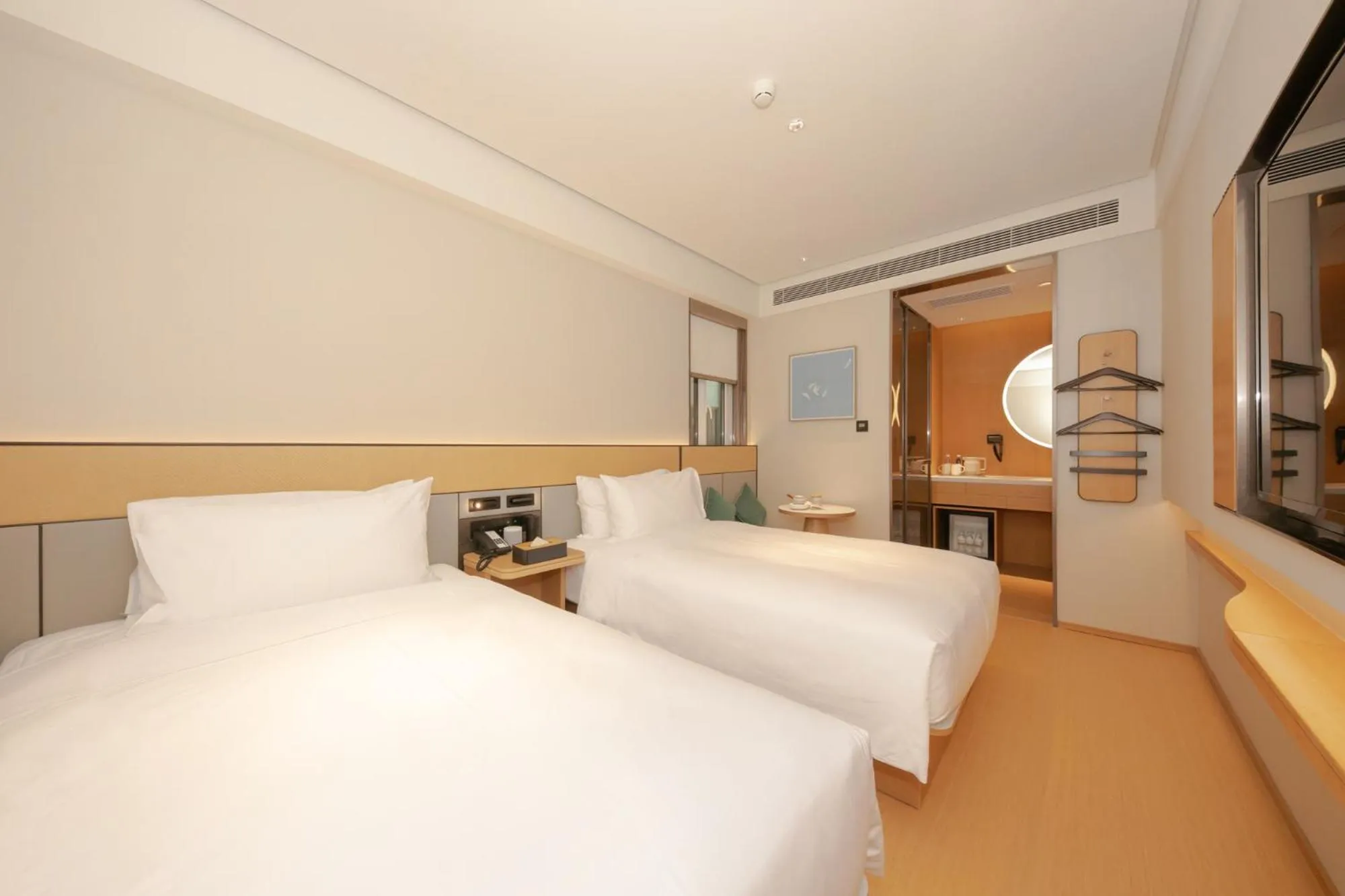 Photo of the whole room, Bed in JI Hotel Beijing Shijingshan Wanda Taiwan Street