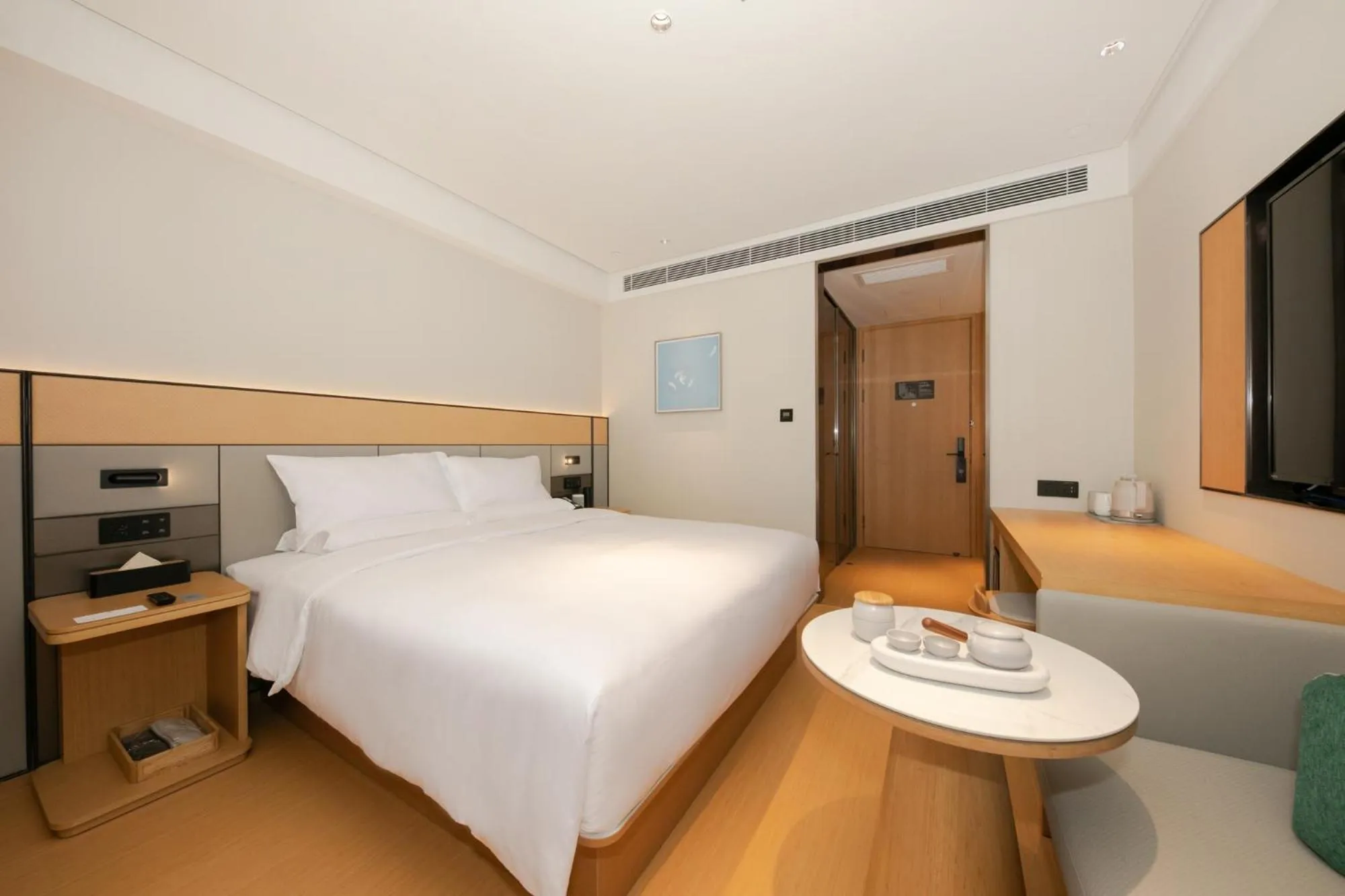 Photo of the whole room, Bed in JI Hotel Beijing Shijingshan Wanda Taiwan Street