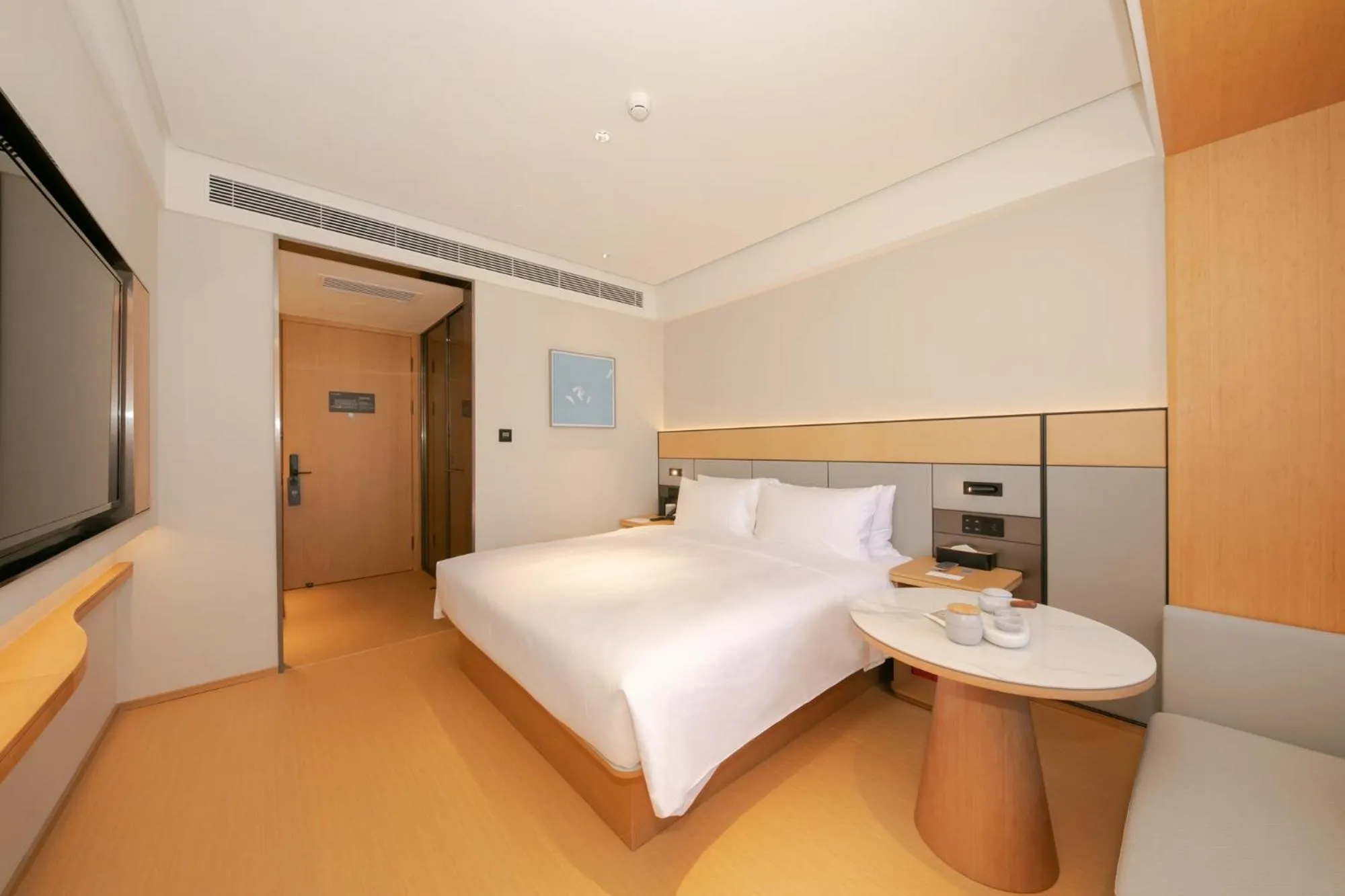 Photo of the whole room, Bed in JI Hotel Beijing Shijingshan Wanda Taiwan Street
