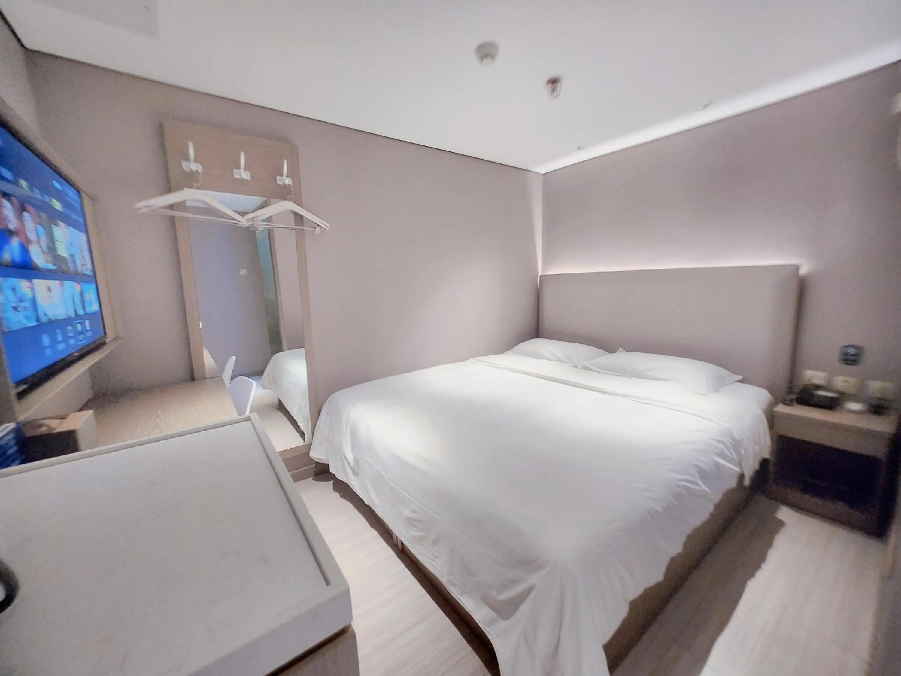 Bedroom, Bed in Hanting Hotel Beijing Fuchengmen Fuwai Hospital