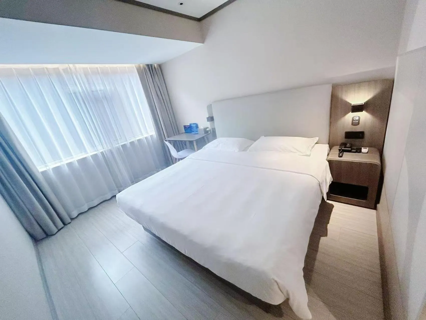 Photo of the whole room, Bed in Hanting Hotel Beijing Fuchengmen Fuwai Hospital