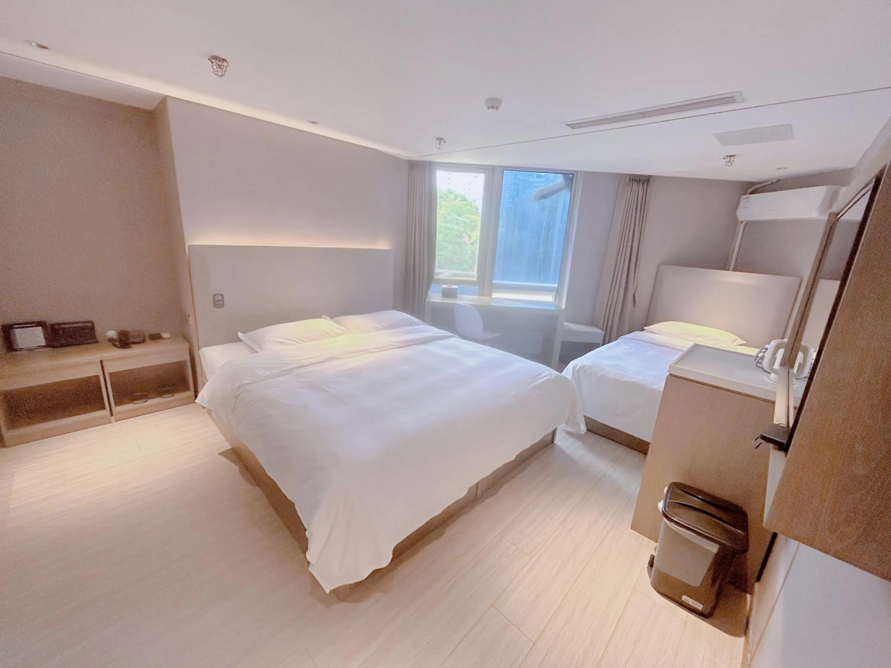 Bed in Hanting Hotel Beijing Fuchengmen Fuwai Hospital