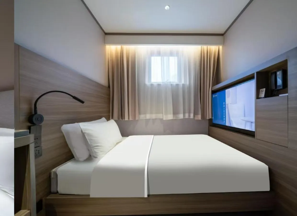 Photo of the whole room, Bed in Hanting Hotel Beijing Huangcun West Street People's Hospital