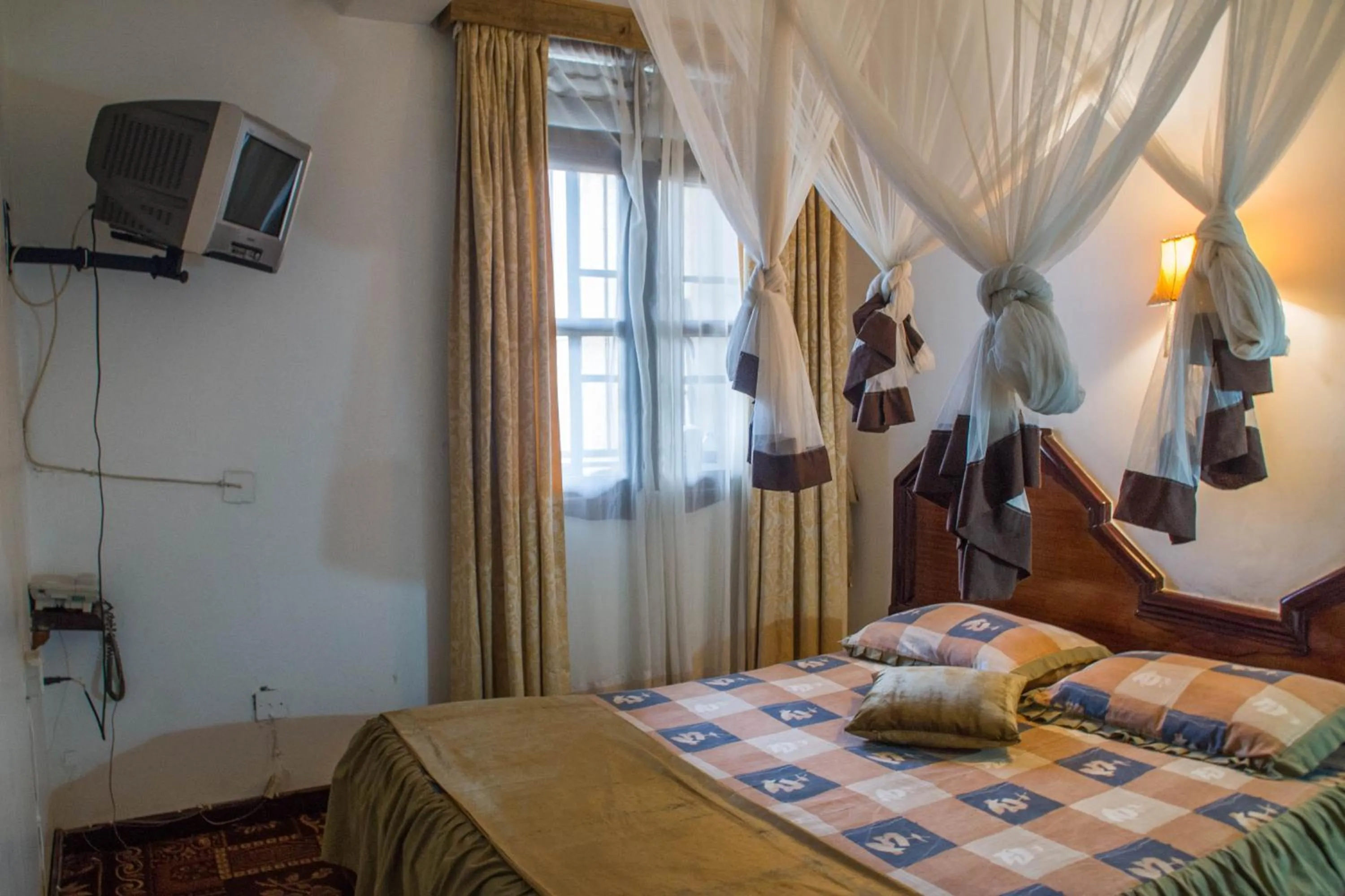 Bed in Oxford Royal Hotel