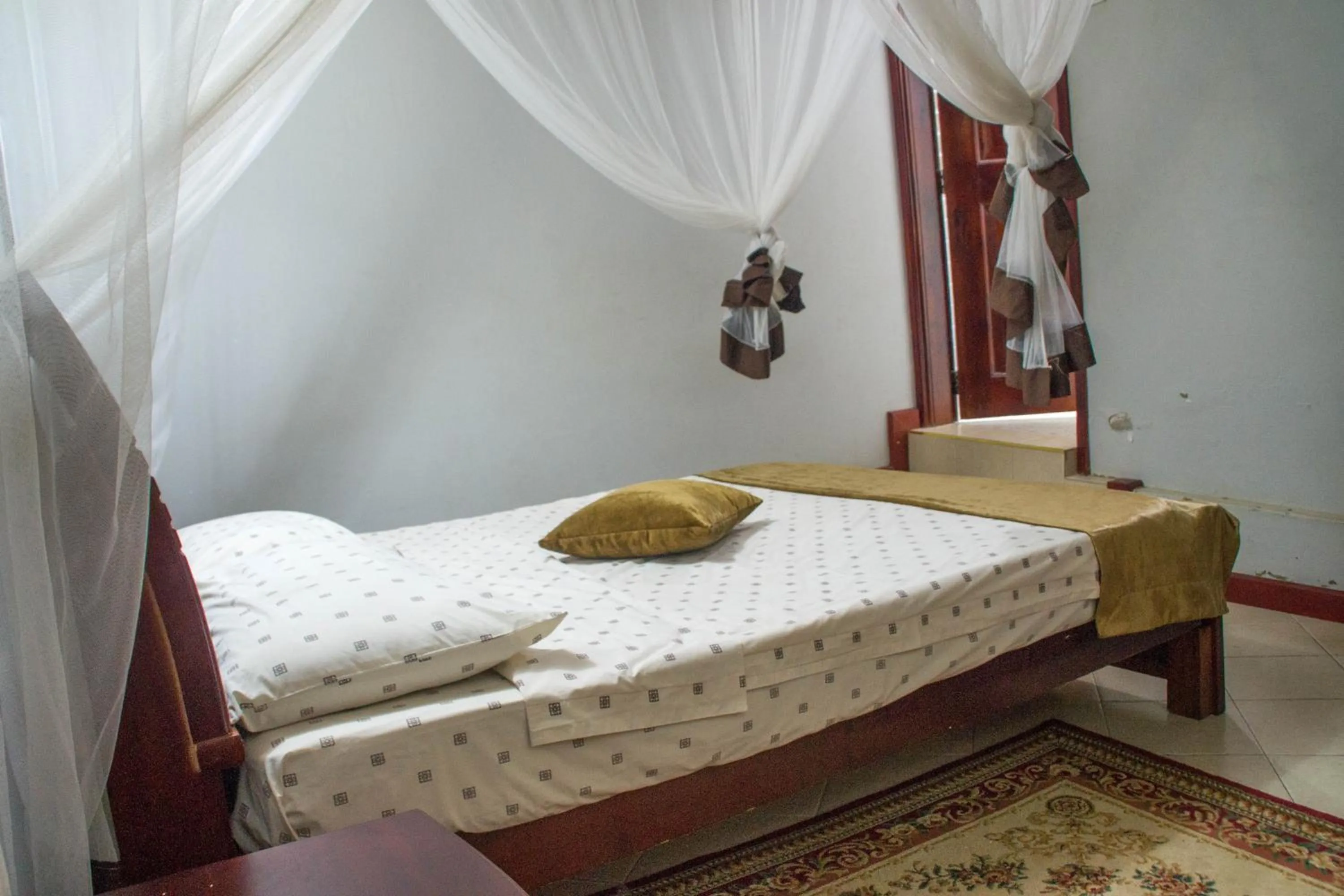 Bed in Oxford Royal Hotel