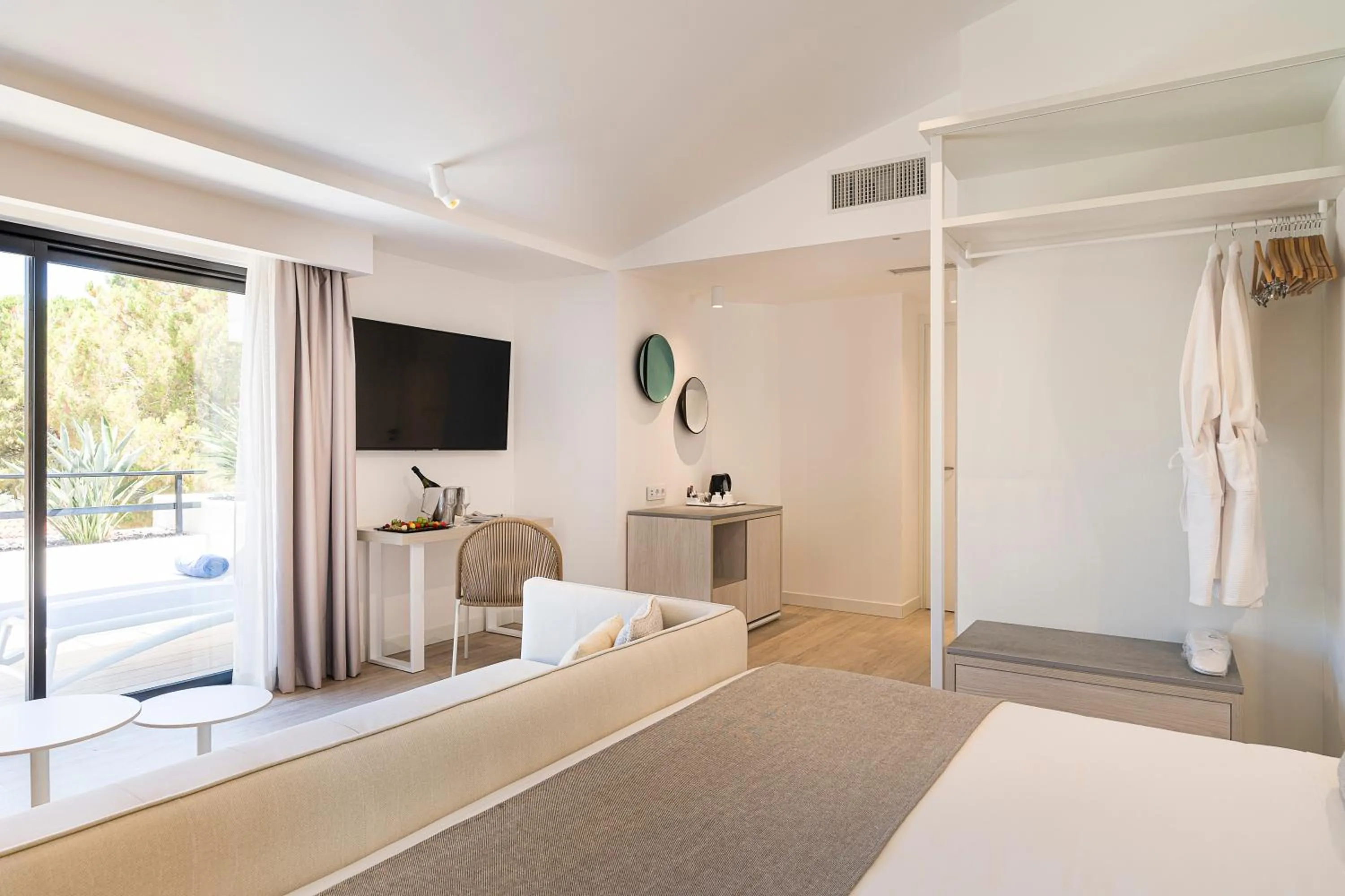 TV and multimedia, Bed in Grand Palladium Sicilia Resort & Spa