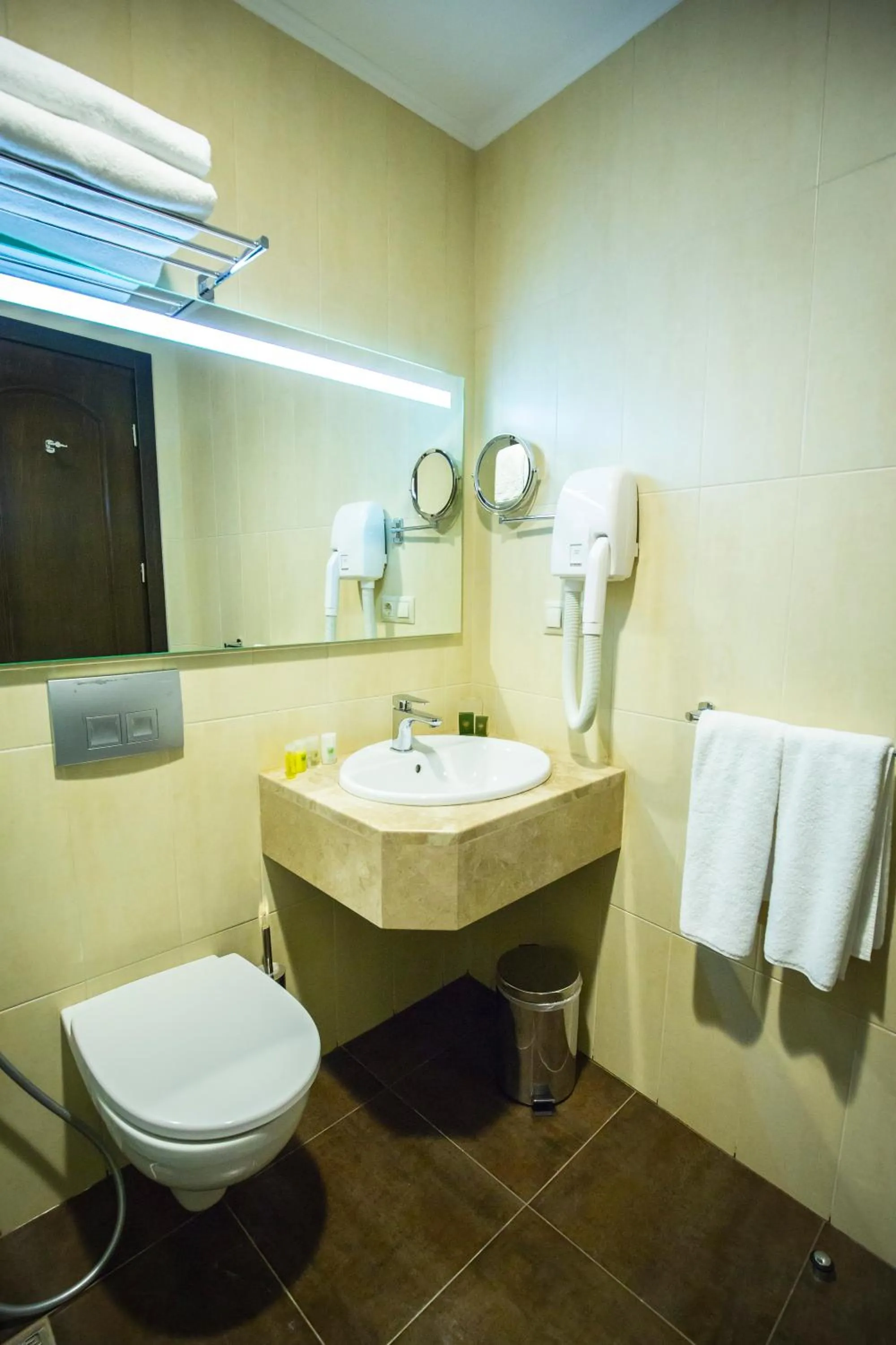 Toilet in Colosseum Marina Hotel