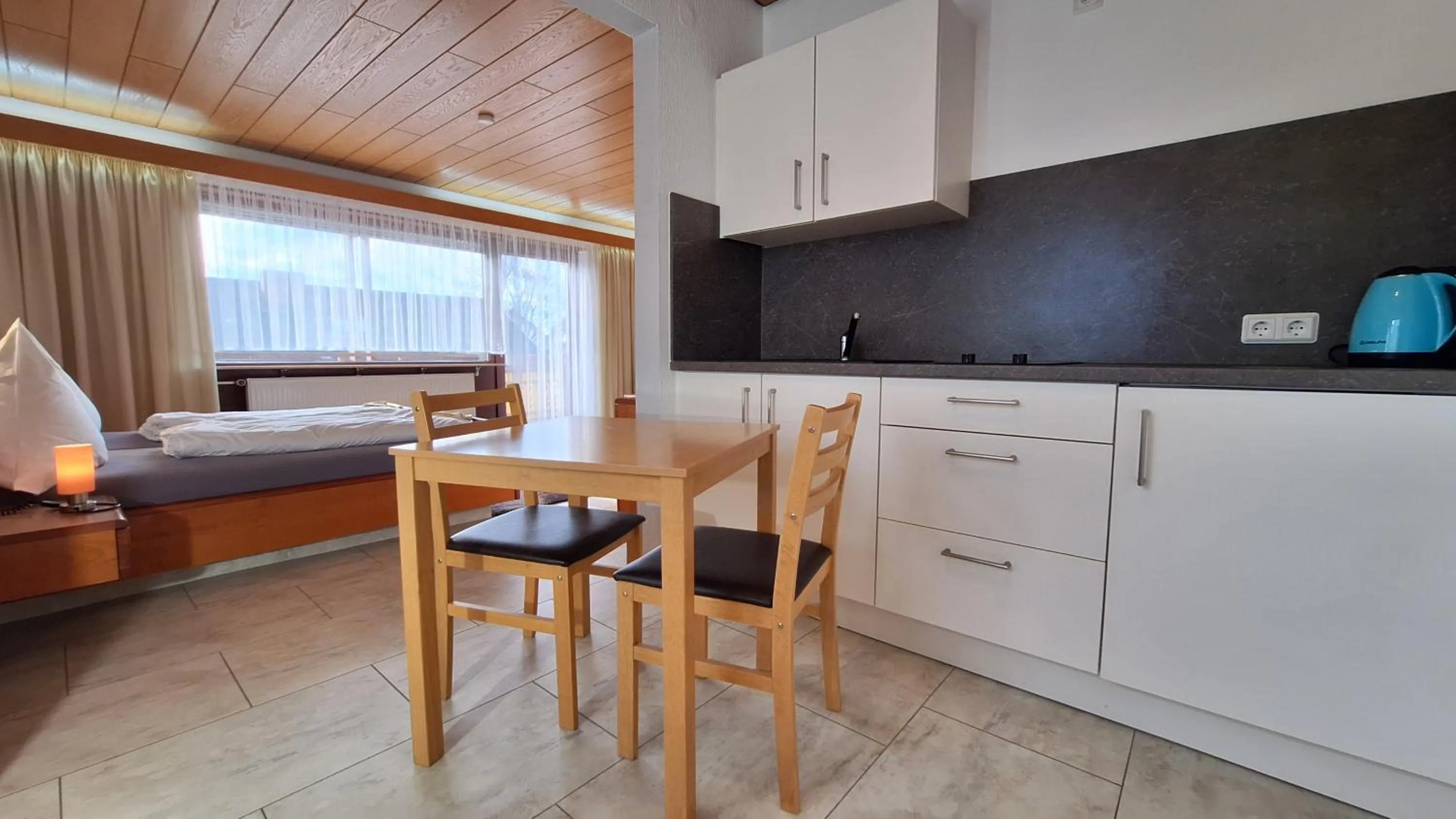 Kitchen or kitchenette, Bed in Hotel Garni Sebastian