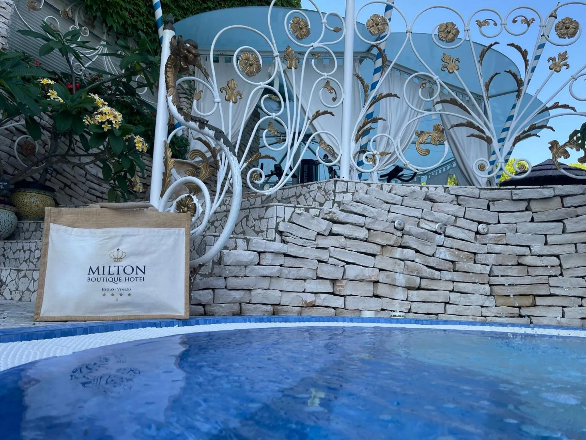 Swimming pool in Milton Boutique Hotel - Adults Only