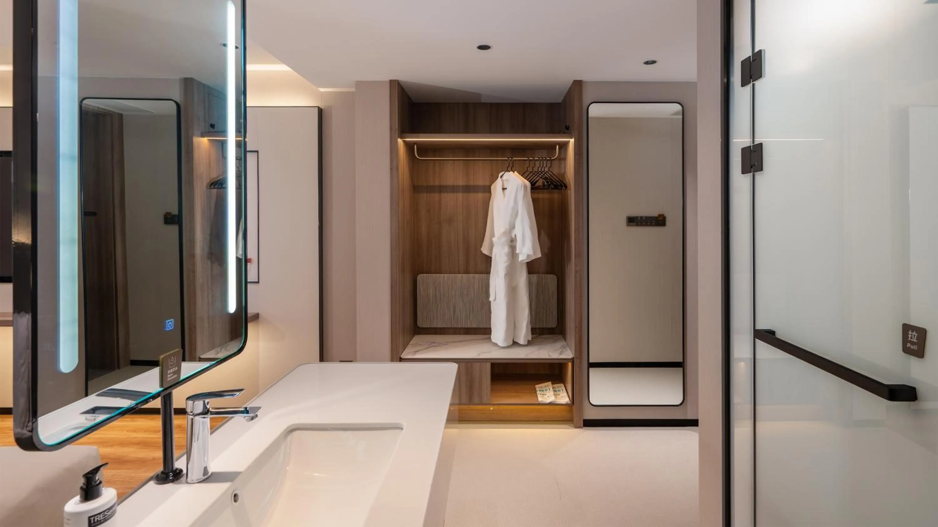 Bathroom, Bed in Holiday Inn Express Putian City Center