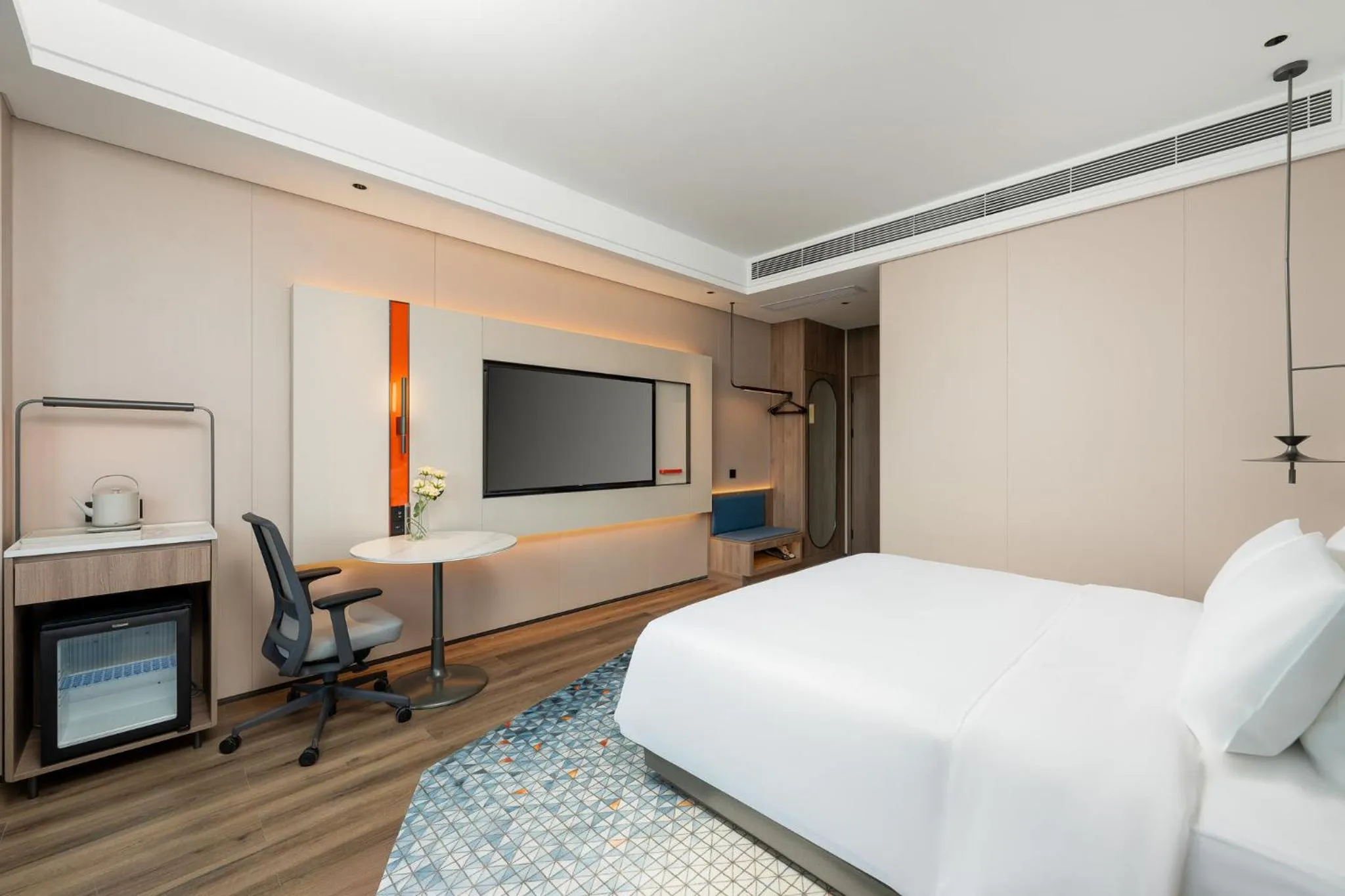 Photo of the whole room, Bed in Holiday Inn Express Taizhou Jiaojiang