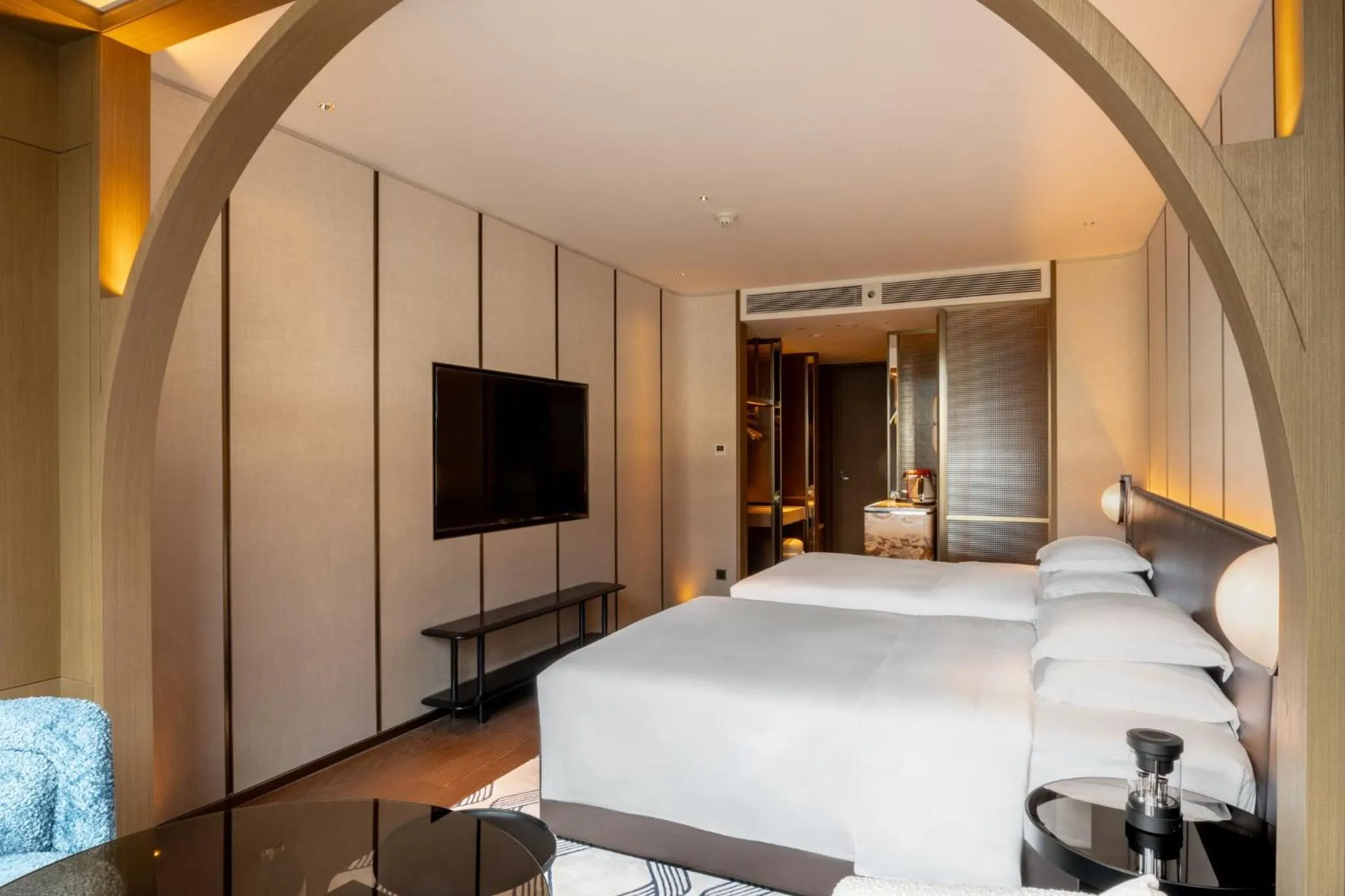 Photo of the whole room, Bed in Hotel Indigo Wuxi Qingming Bridge