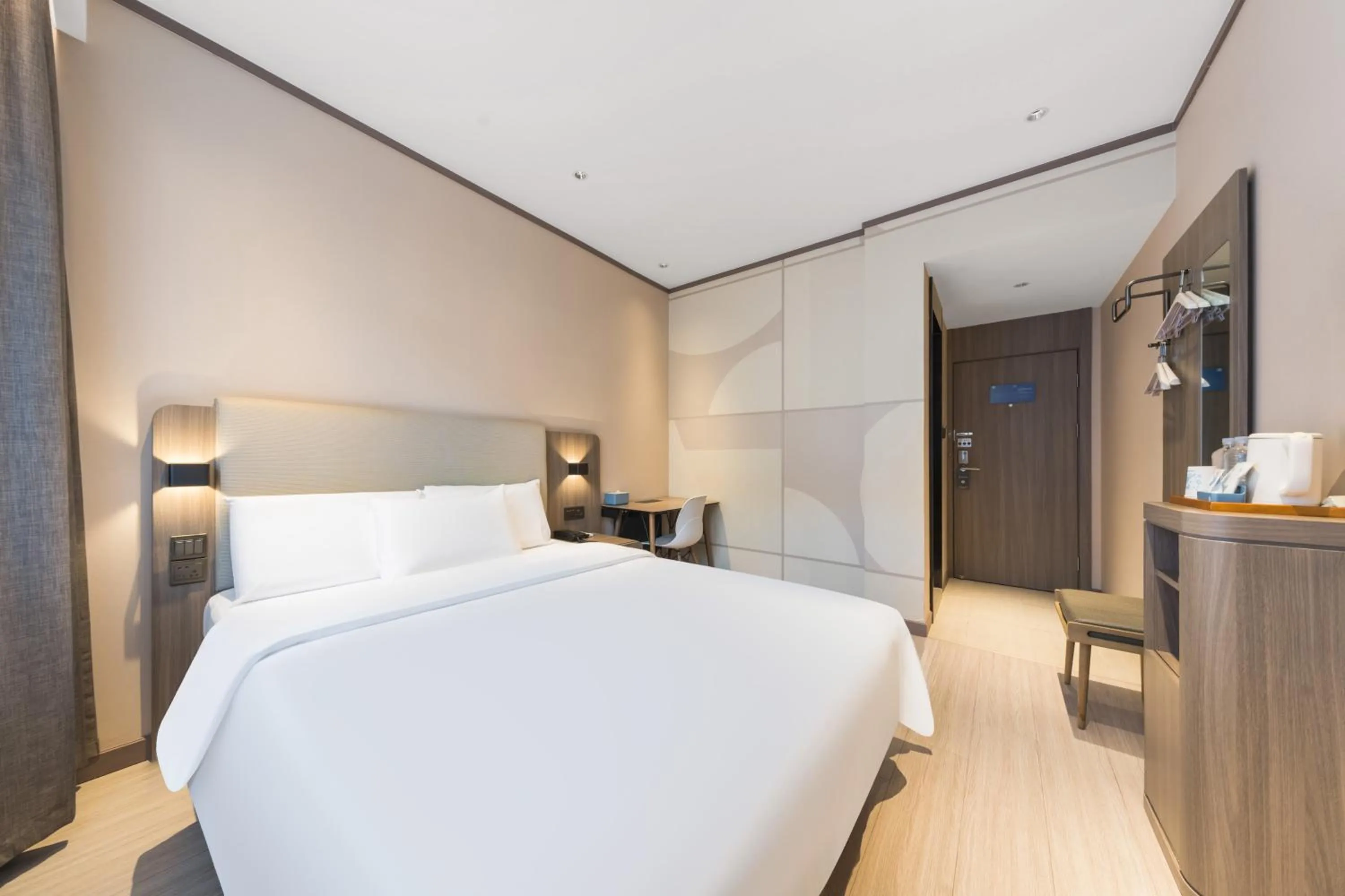 Photo of the whole room, Bed in Hanting Hotel Beijing Deshengmen