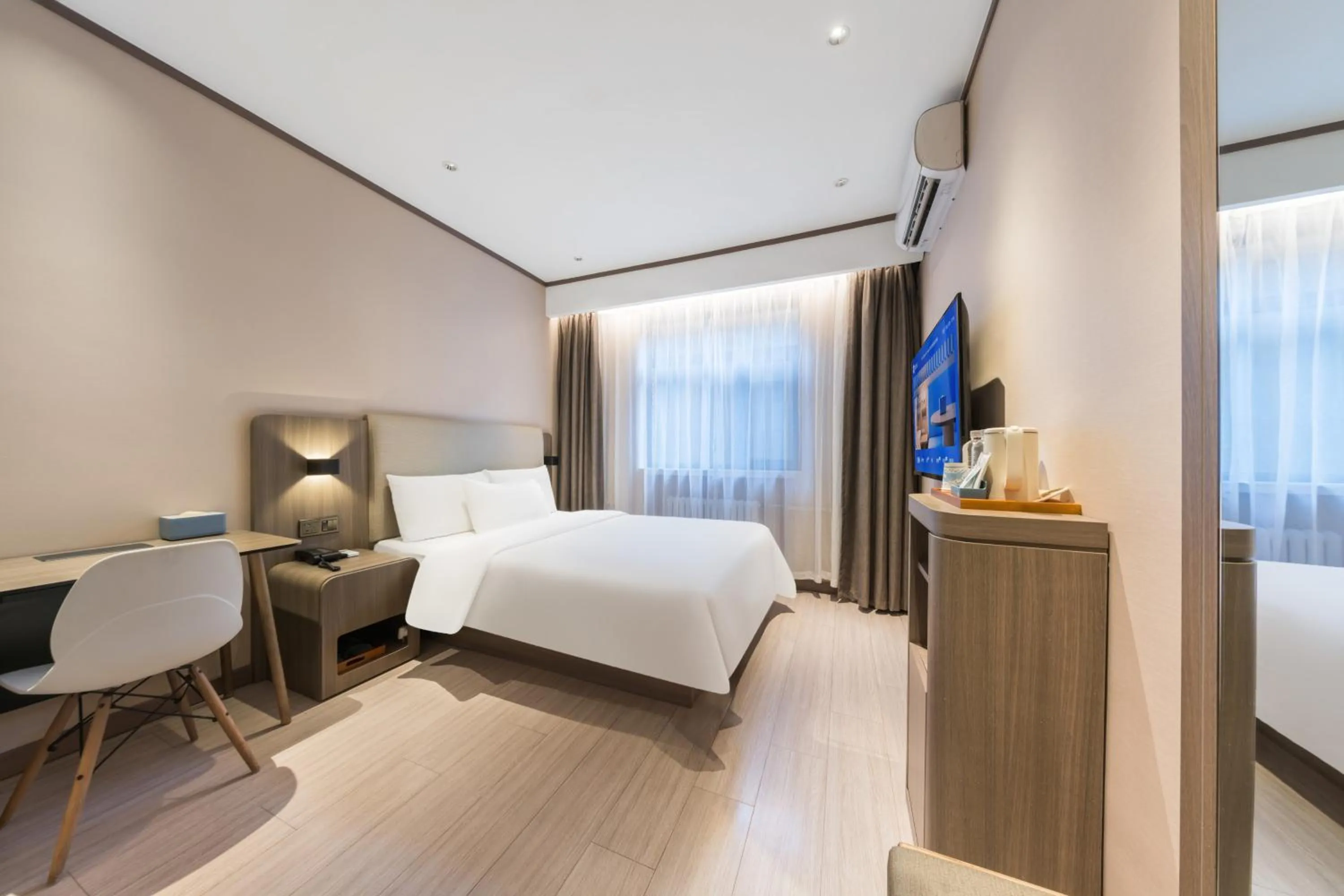 Photo of the whole room, Bed in Hanting Hotel Beijing Deshengmen