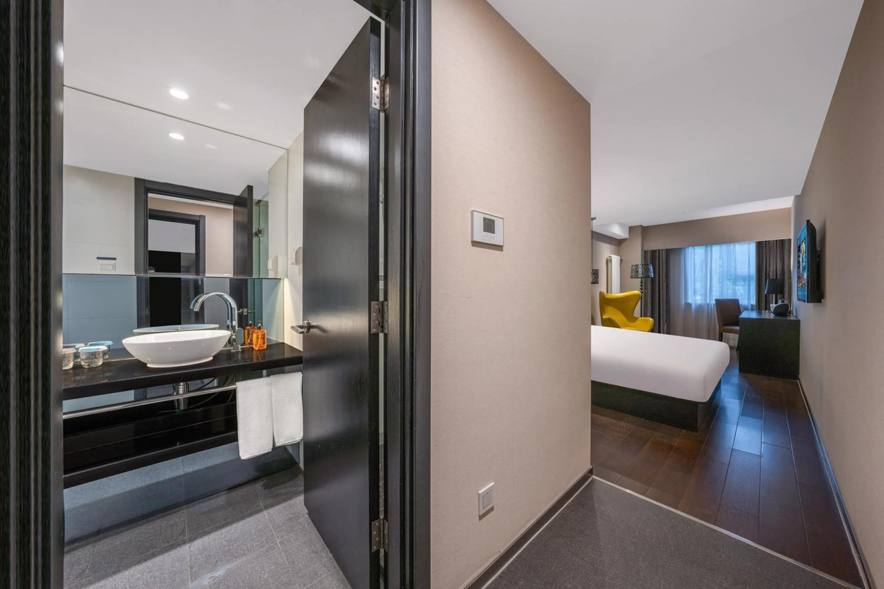 View (from property/room), Bed in Orange Hotel Beijing Xi'erqi