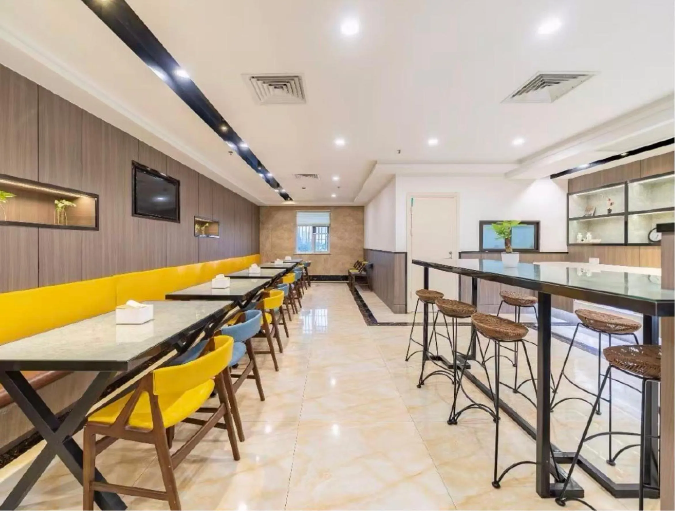 Dining area in Hanting Hotel Shanghai Wujiaochang