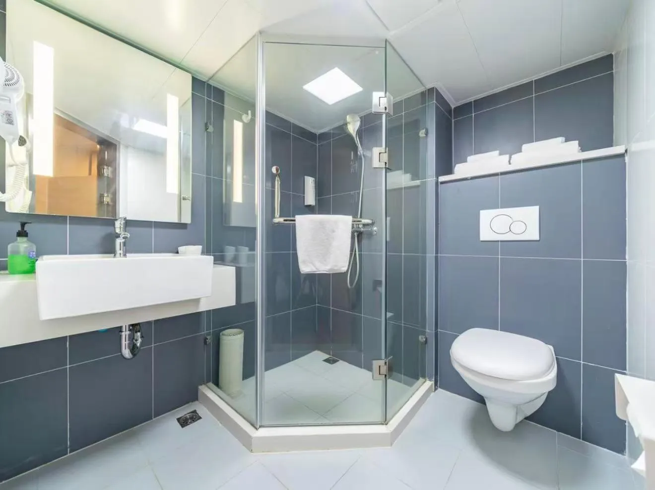 Toilet in Hanting Hotel Shanghai Wujiaochang