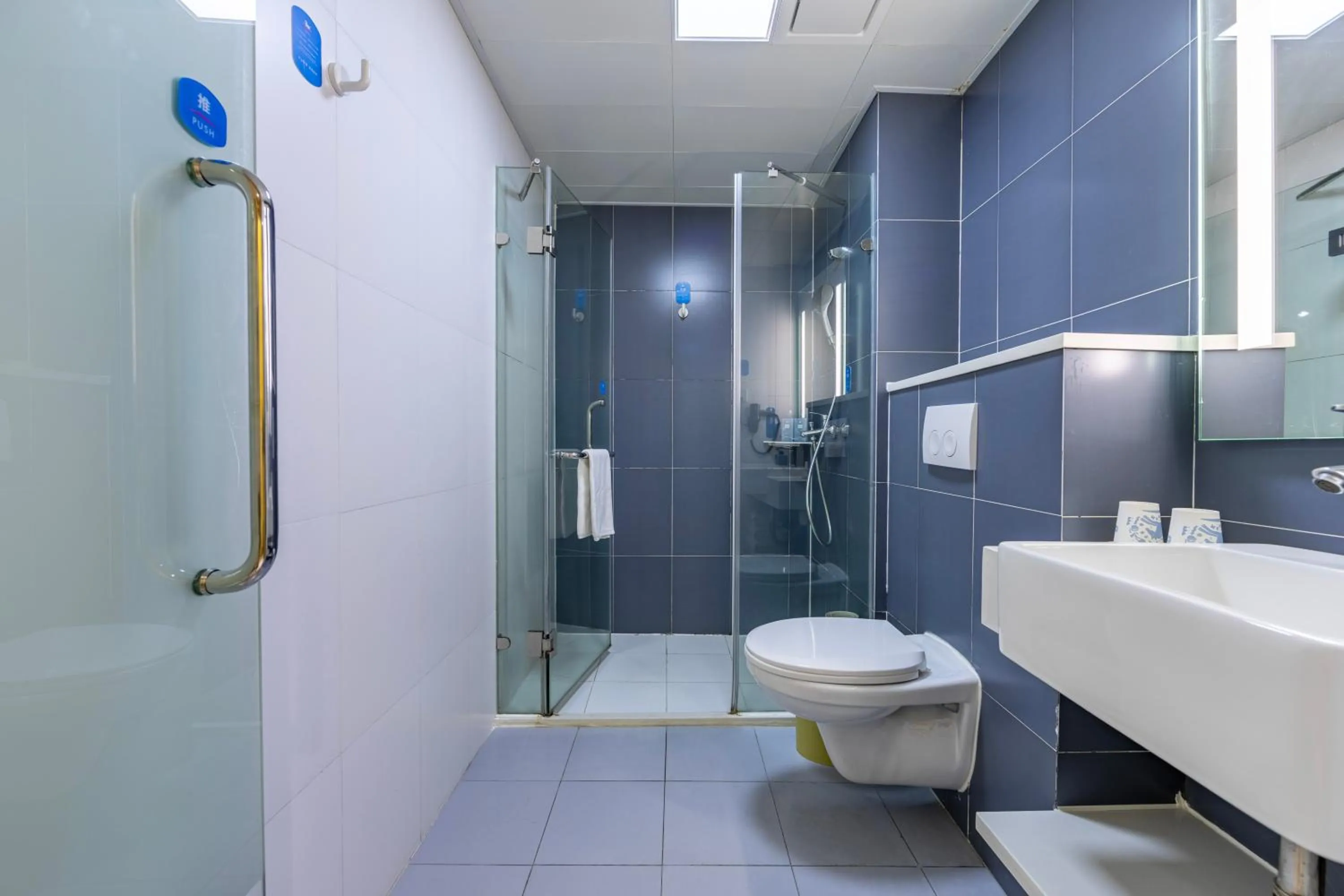 Toilet in Hanting Hotel Shanghai Xujiahui Center (formerly Xujiahui Nandan East Road Branch)