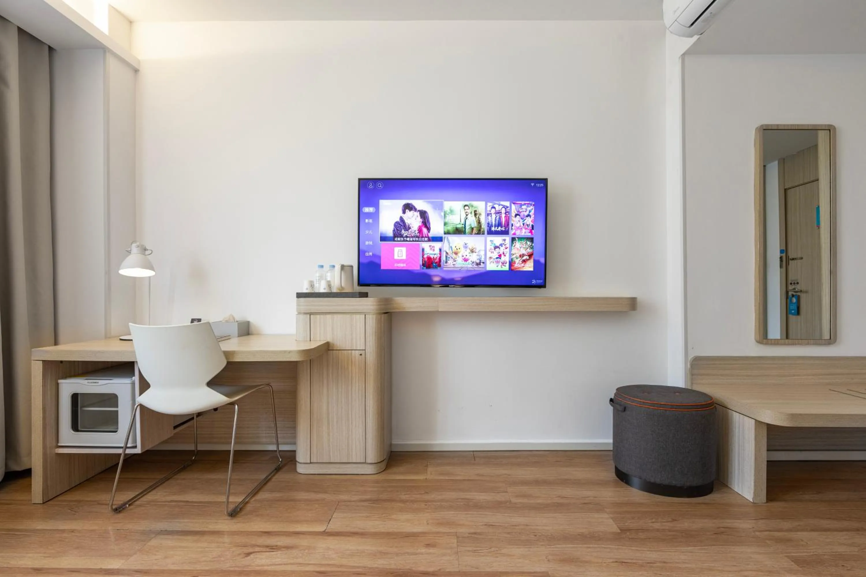 TV and multimedia in Hanting Hotel Shanghai Xujiahui Center (formerly Xujiahui Nandan East Road Branch)