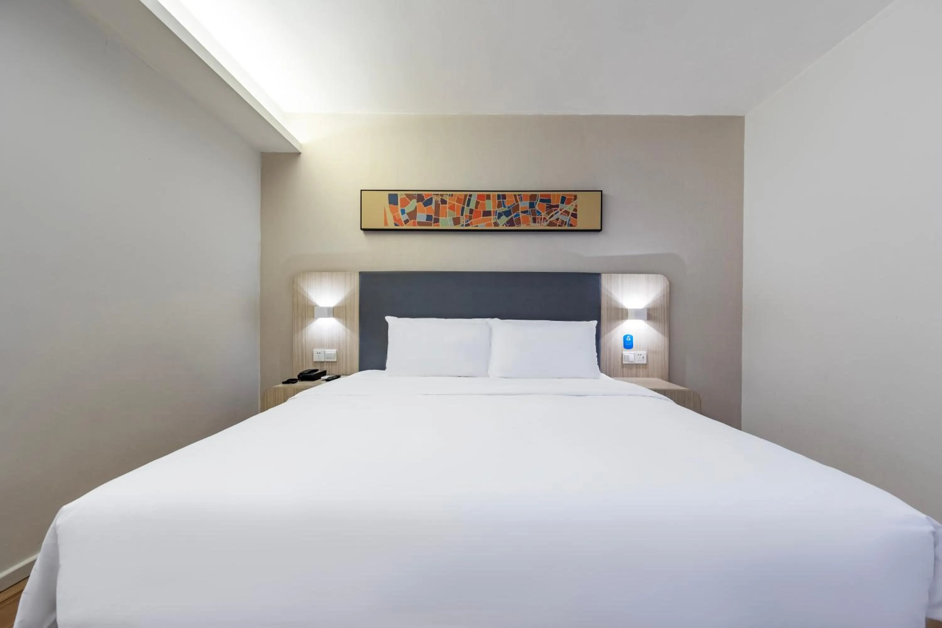 Photo of the whole room, Bed in Hanting Hotel Shanghai Xujiahui Center (formerly Xujiahui Nandan East Road Branch)