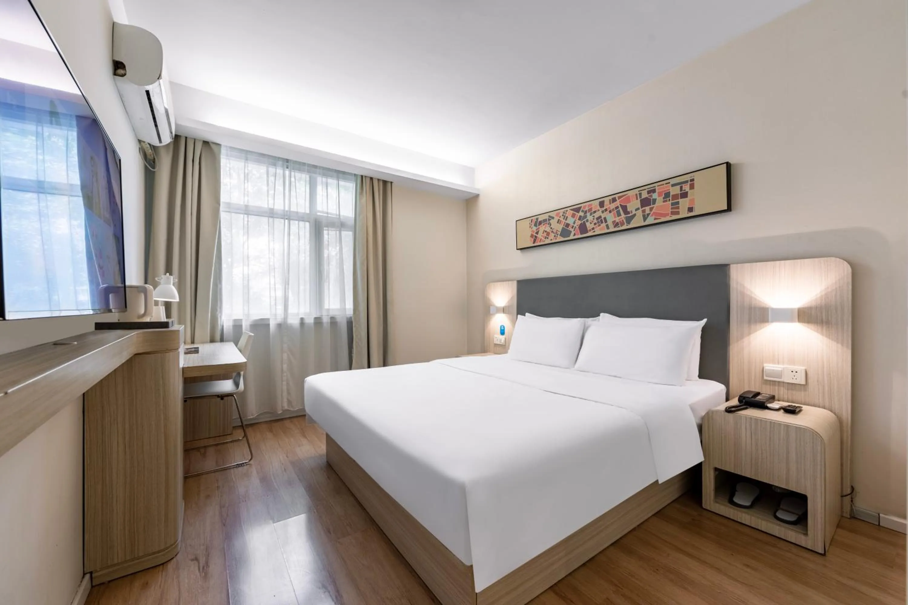 Photo of the whole room, Bed in Hanting Hotel Shanghai Xujiahui Center (formerly Xujiahui Nandan East Road Branch)