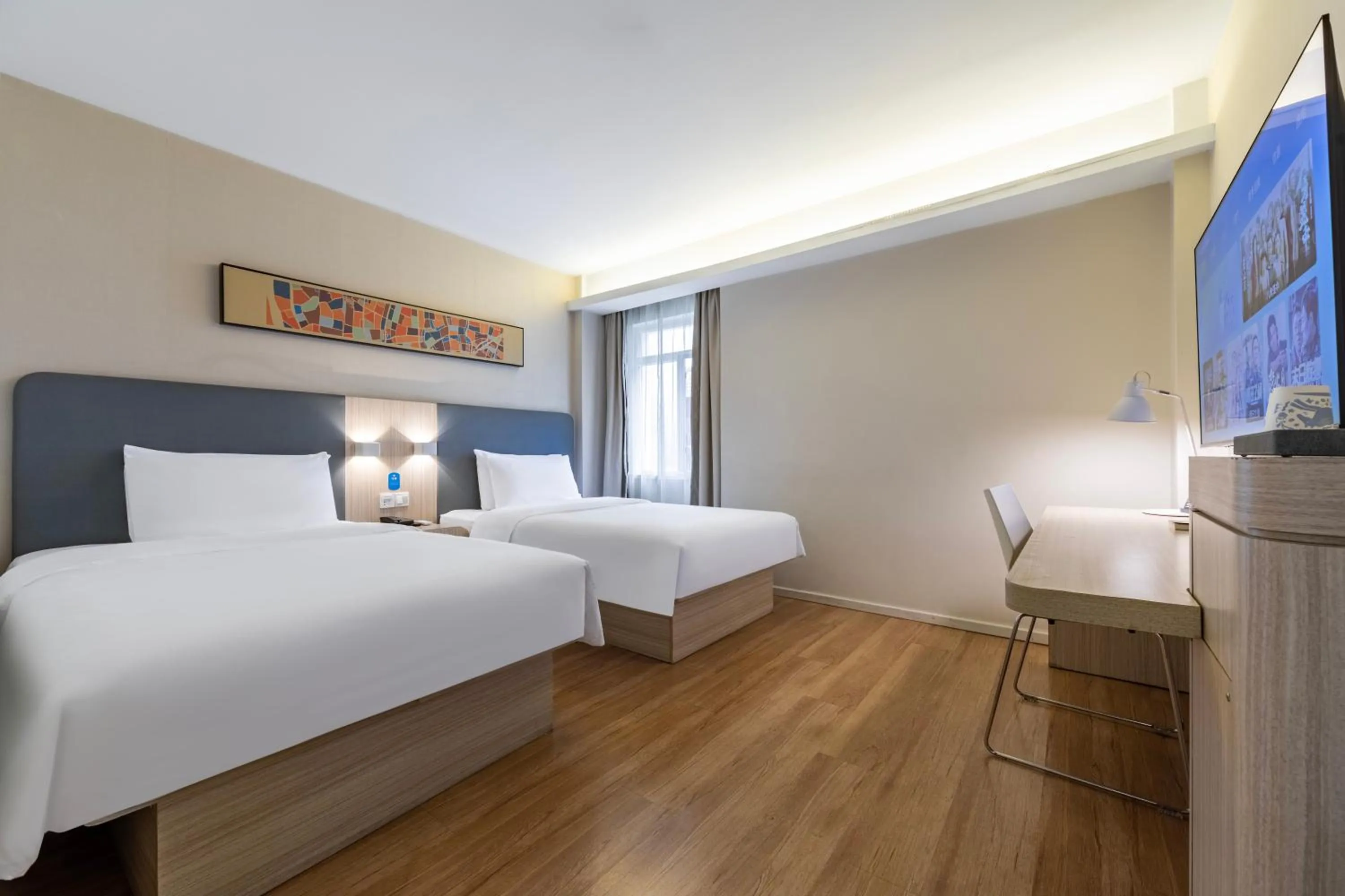 Photo of the whole room, Bed in Hanting Hotel Shanghai Xujiahui Center (formerly Xujiahui Nandan East Road Branch)