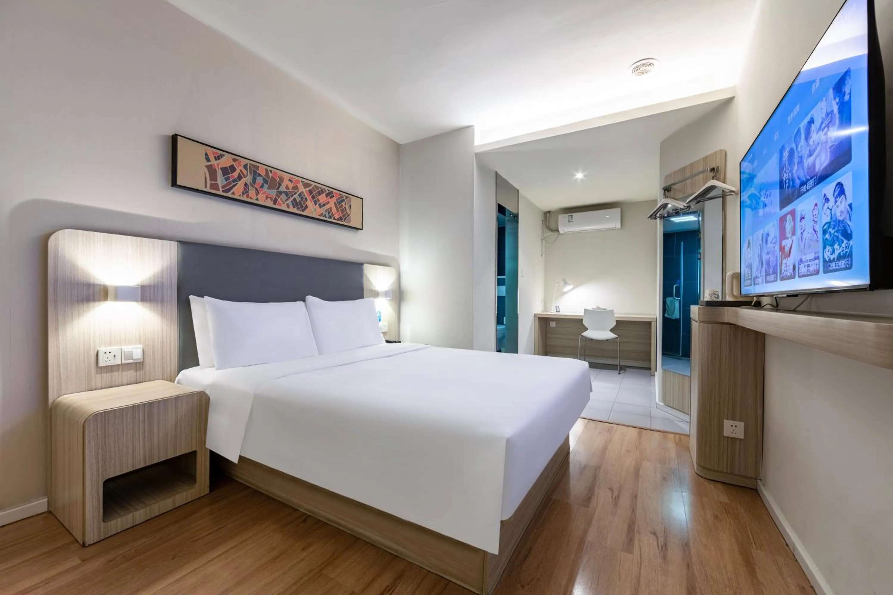 Photo of the whole room, Bed in Hanting Hotel Shanghai Xujiahui Center (formerly Xujiahui Nandan East Road Branch)