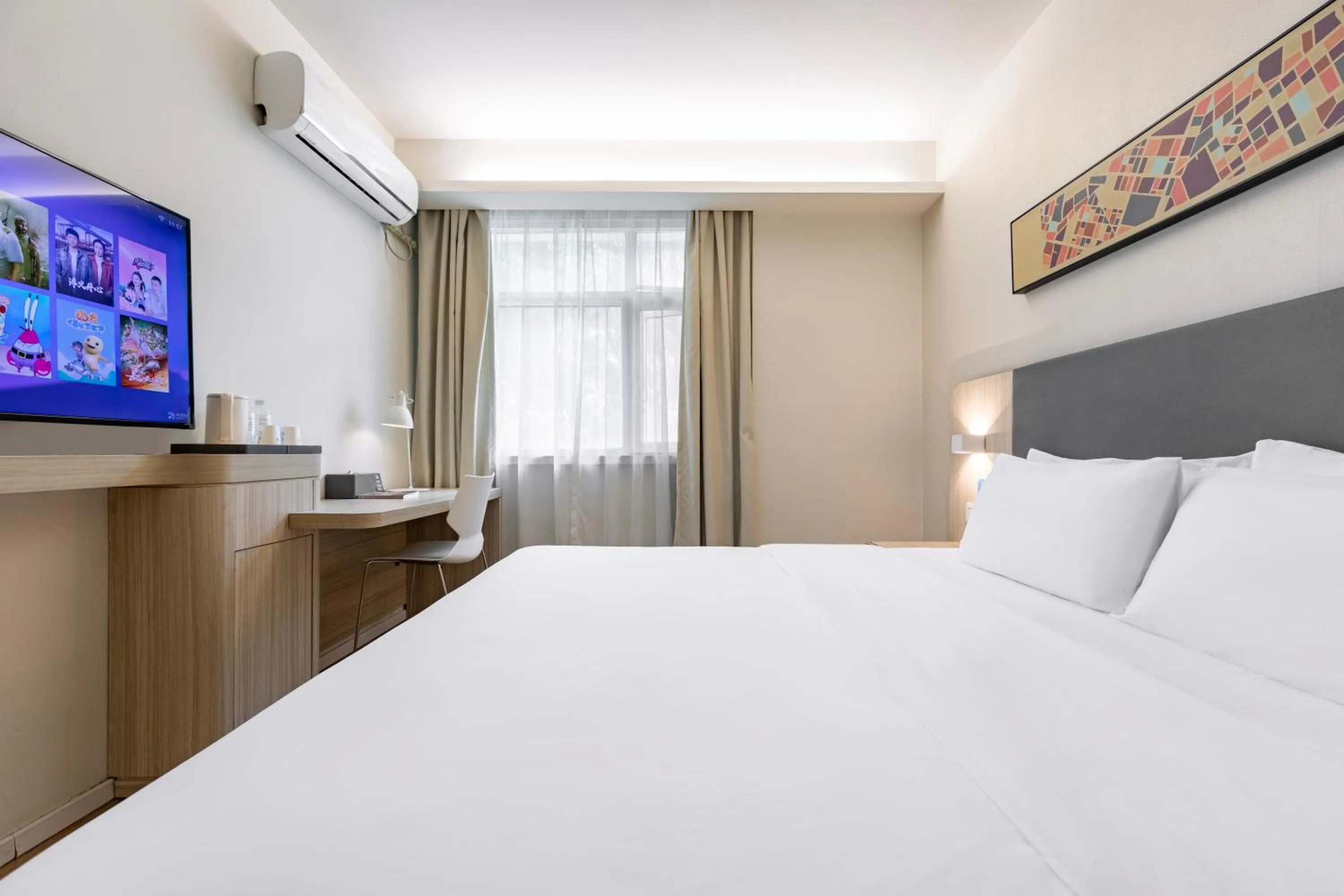 Photo of the whole room, Bed in Hanting Hotel Shanghai Xujiahui Center (formerly Xujiahui Nandan East Road Branch)
