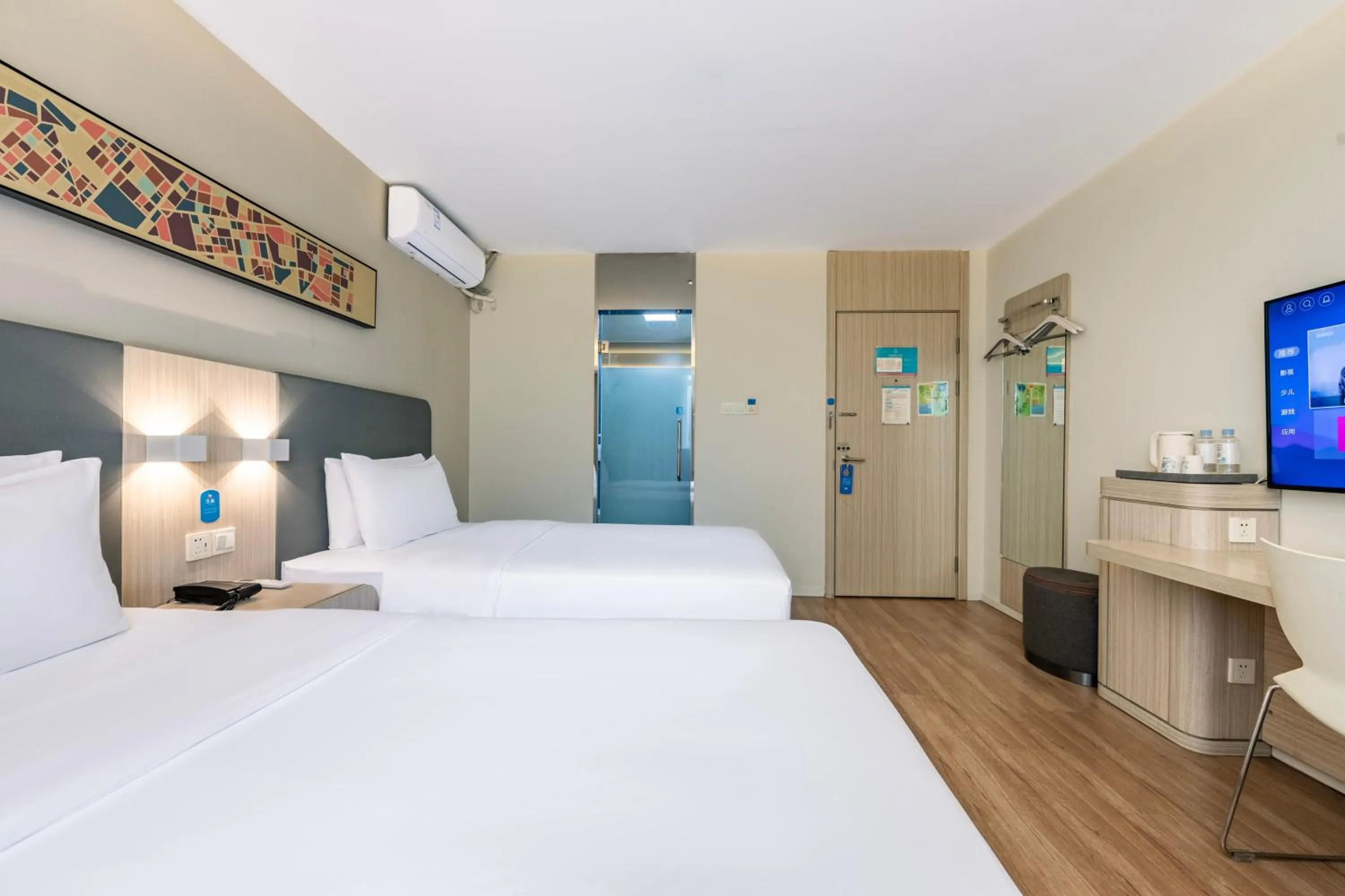 Photo of the whole room, Bed in Hanting Hotel Shanghai Xujiahui Center (formerly Xujiahui Nandan East Road Branch)