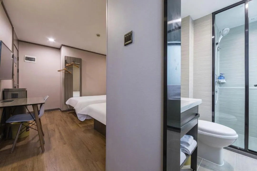 Photo of the whole room, Bed in Hanting Hotel Shanghai Jing'an Temple Xikang Road