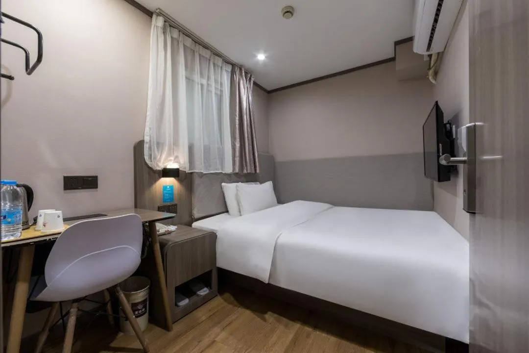 Photo of the whole room, Bed in Hanting Hotel Shanghai Jing'an Temple Xikang Road