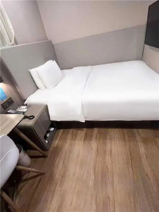 Photo of the whole room, Bed in Hanting Hotel Shanghai Jing'an Temple Xikang Road