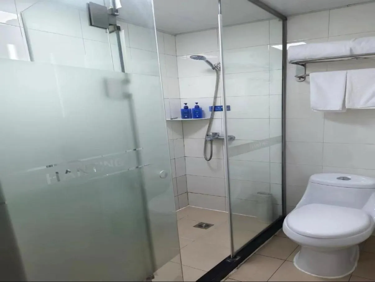 Shower in Hanting Hotel Shanghai Railway Station