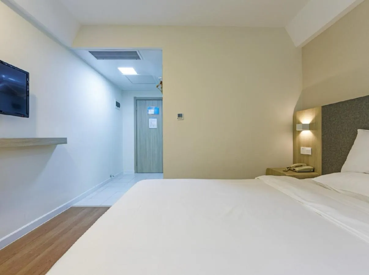 Photo of the whole room, Bed in Hanting Hotel Shanghai Railway Station