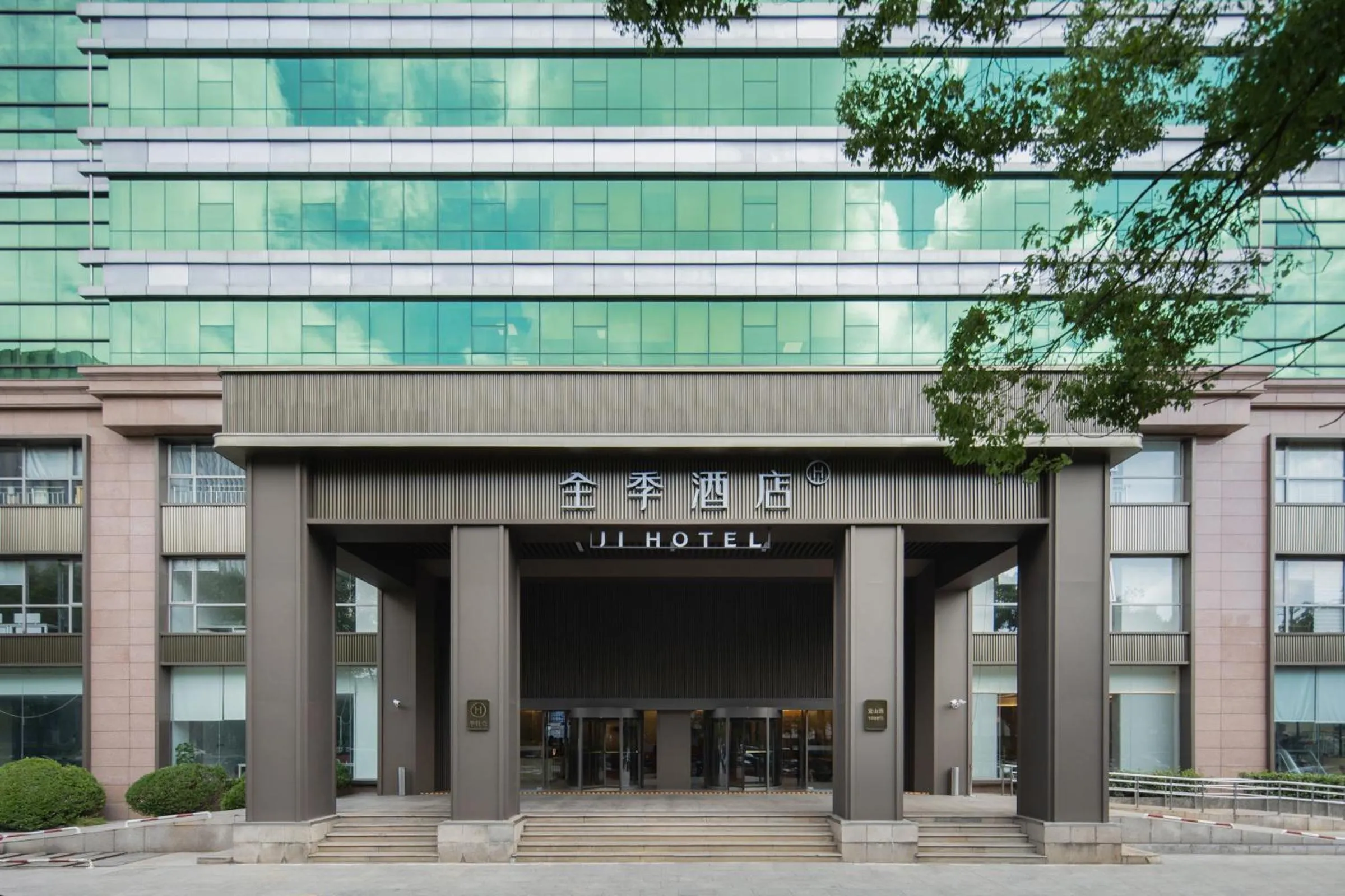 Property building in JI Hotel Shanghai Caohejing