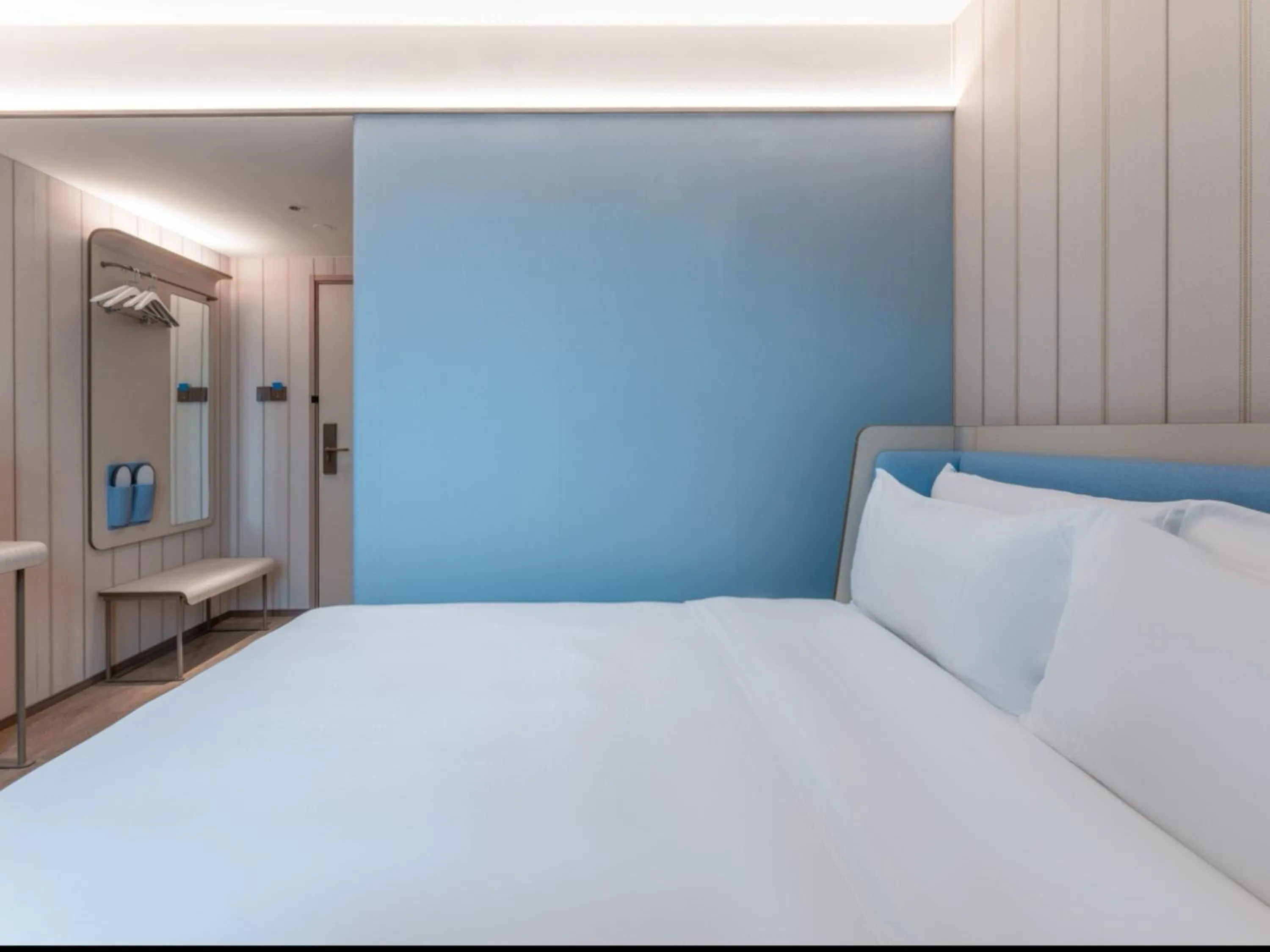 Property building, Bed in Hanting Hotel Shanghai Meilong Wanhui International Plaza