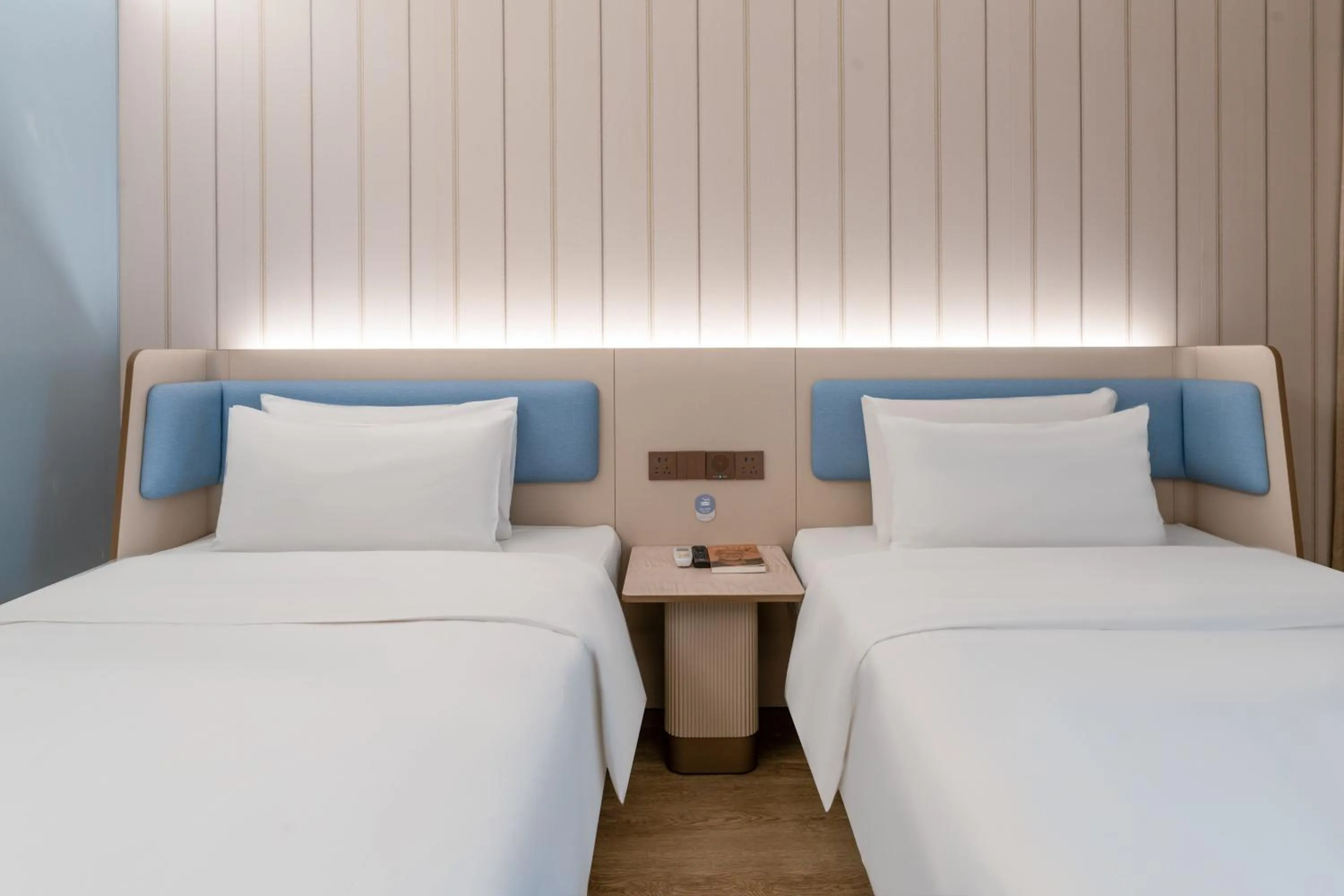 Bed in Hanting Hotel Shanghai Meilong Wanhui International Plaza