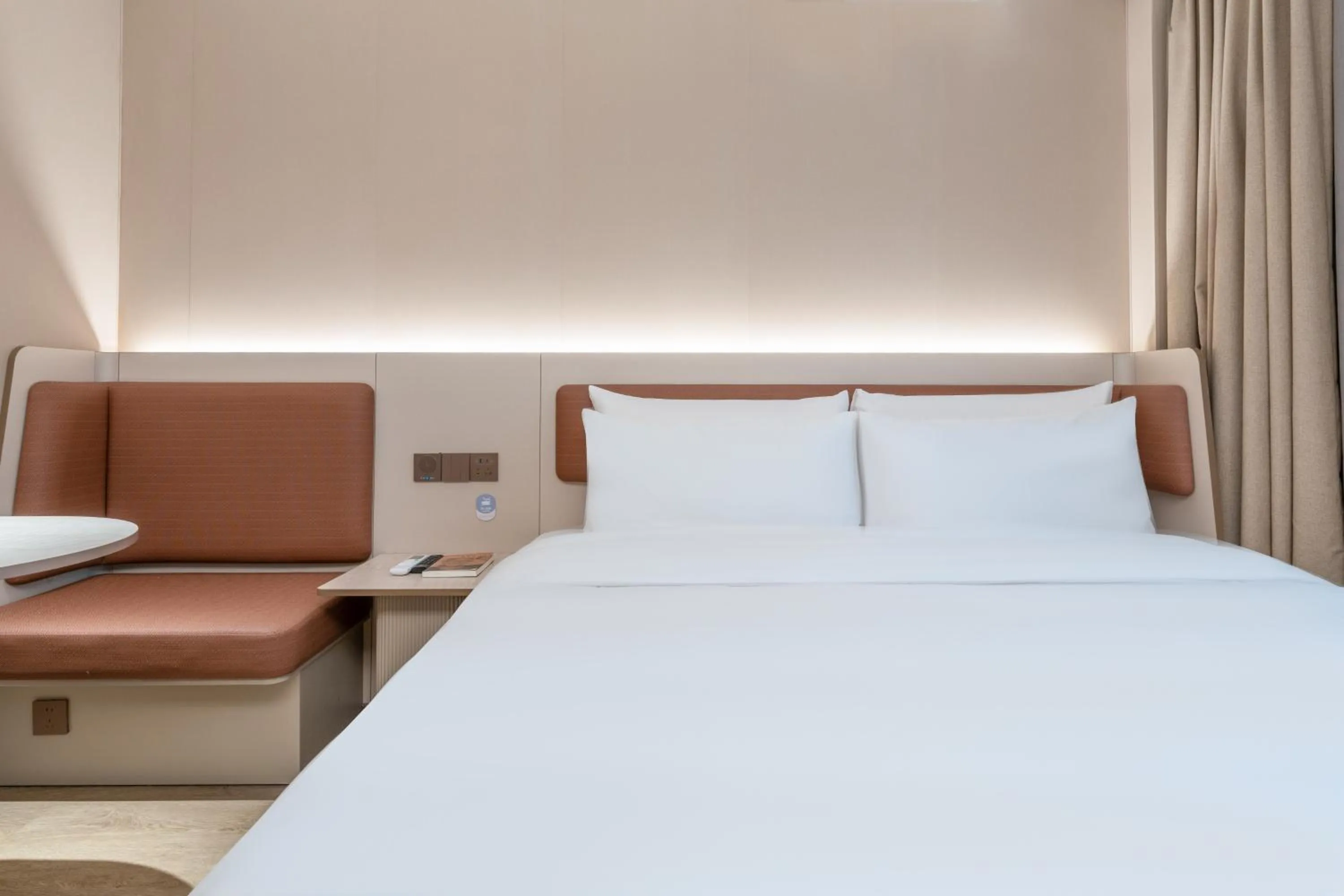 Bed in Hanting Hotel Shanghai Meilong Wanhui International Plaza