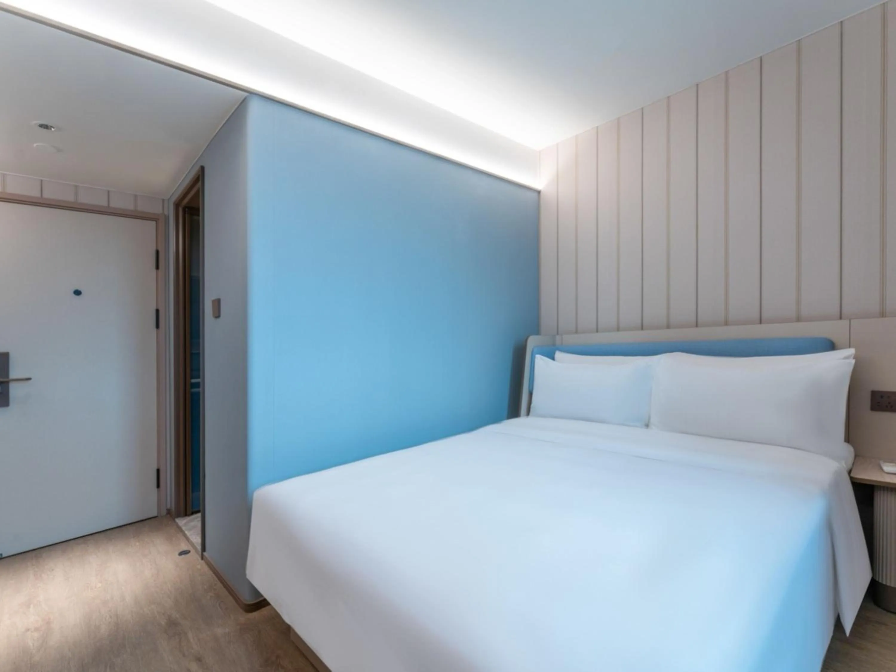 Property building, Bed in Hanting Hotel Shanghai Meilong Wanhui International Plaza