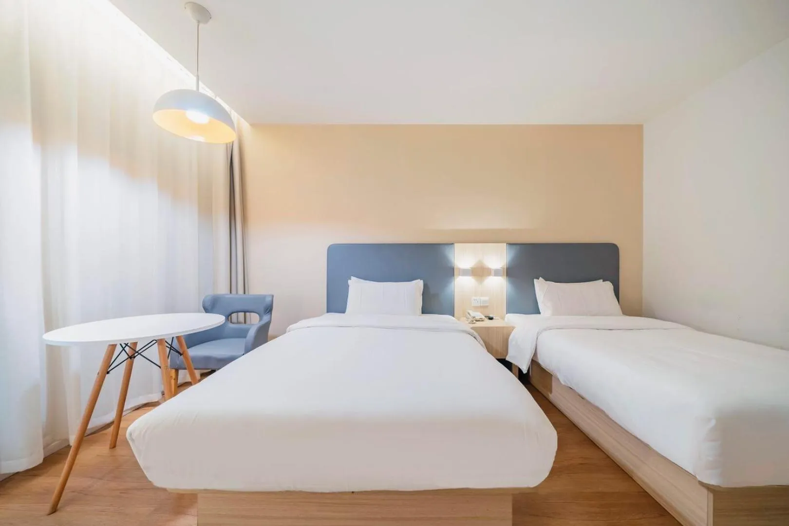 Bed in Hanting Hotel Shanghai Wujing East China Normal University