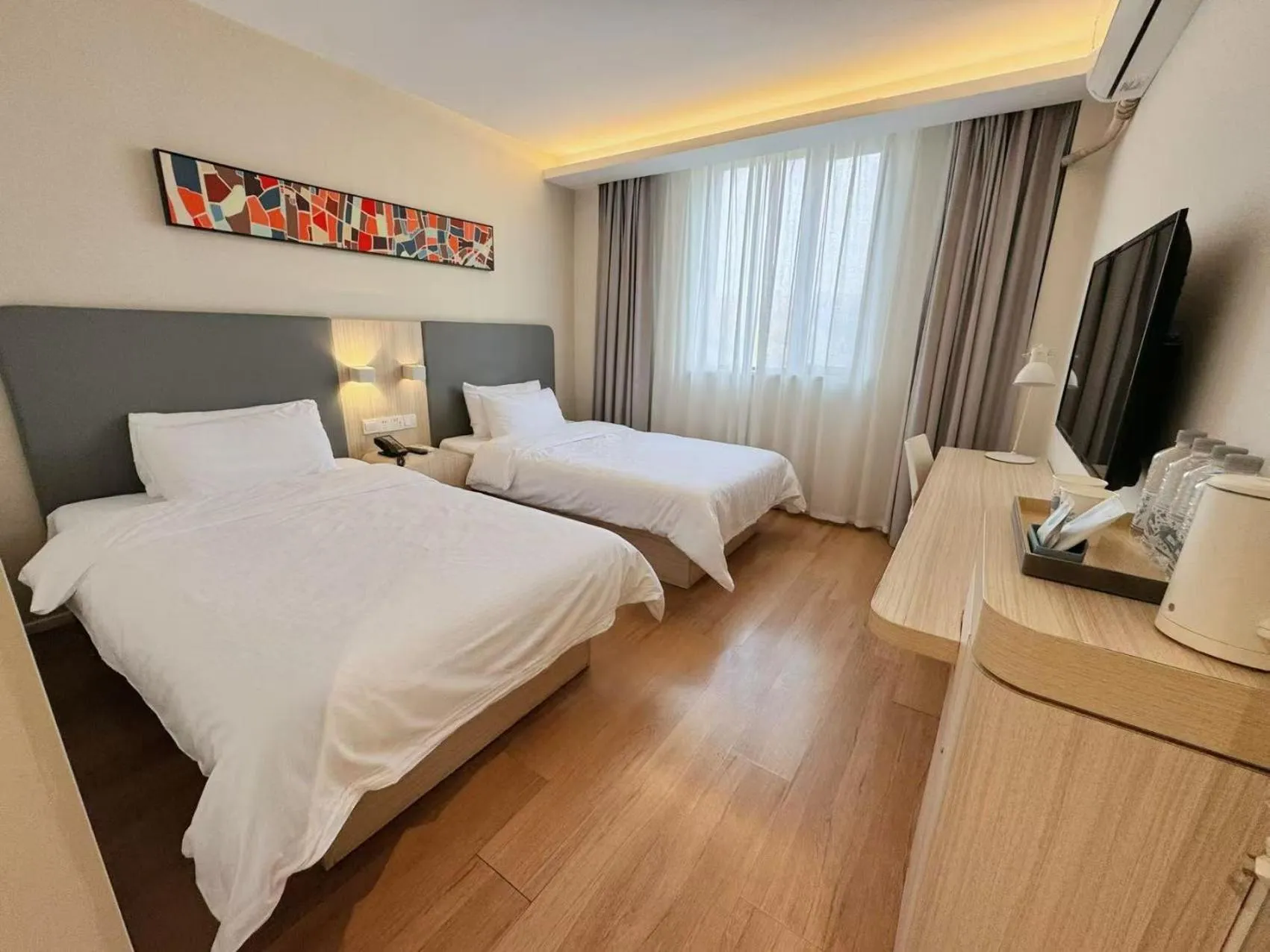 Photo of the whole room, Bed in Hanting Hotel Shanghai Wujing Pedestrian Street